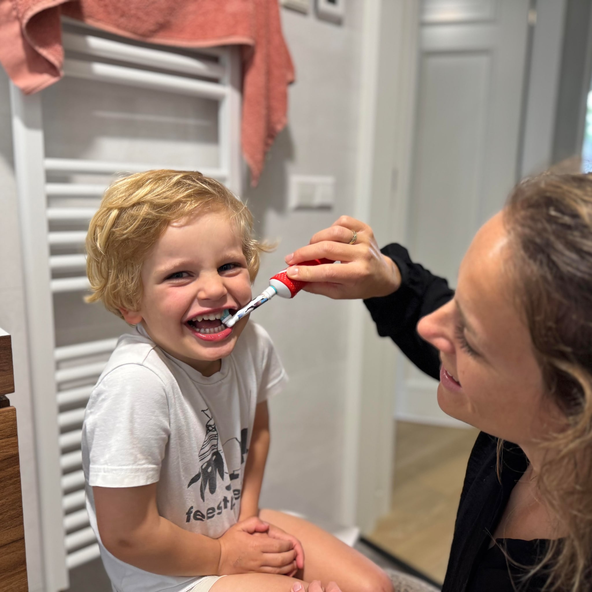 floor vond de oplossing voor de poetsstrijd ineens vond louis 4 tandenpoetsen razend interessant