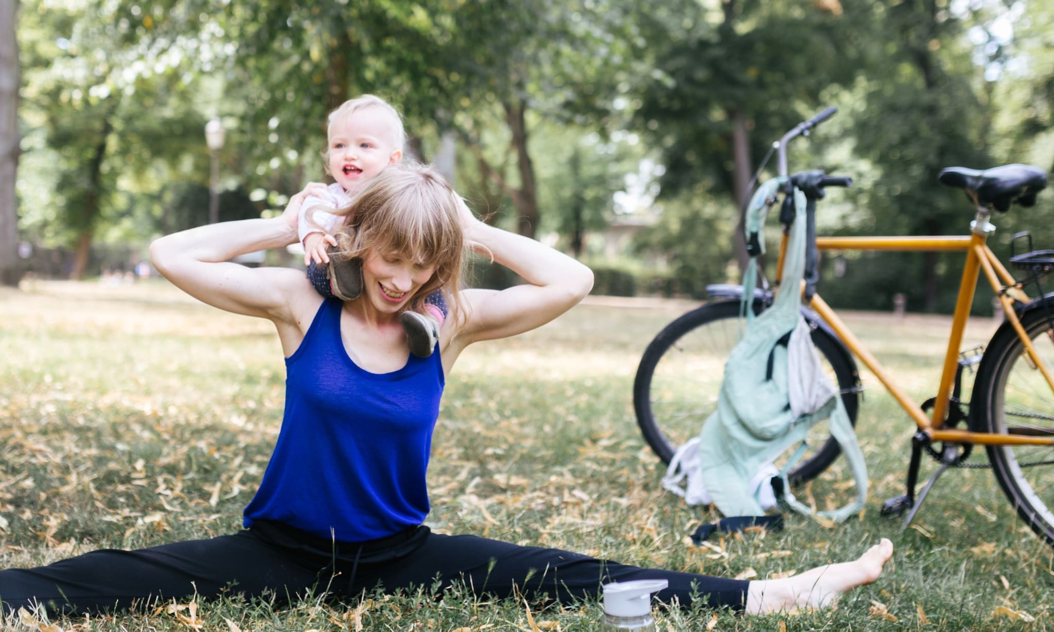 Moeder en baby in het park op de fiets Getty Images