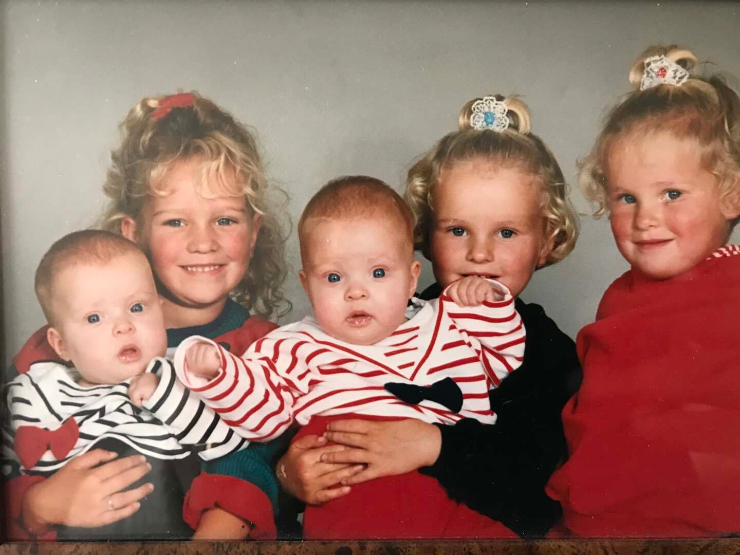 Jennie en Aline zijn net geboren. Petra en Ellen en Mirjam zijn trotse zussen. Archief familie Bredewold
