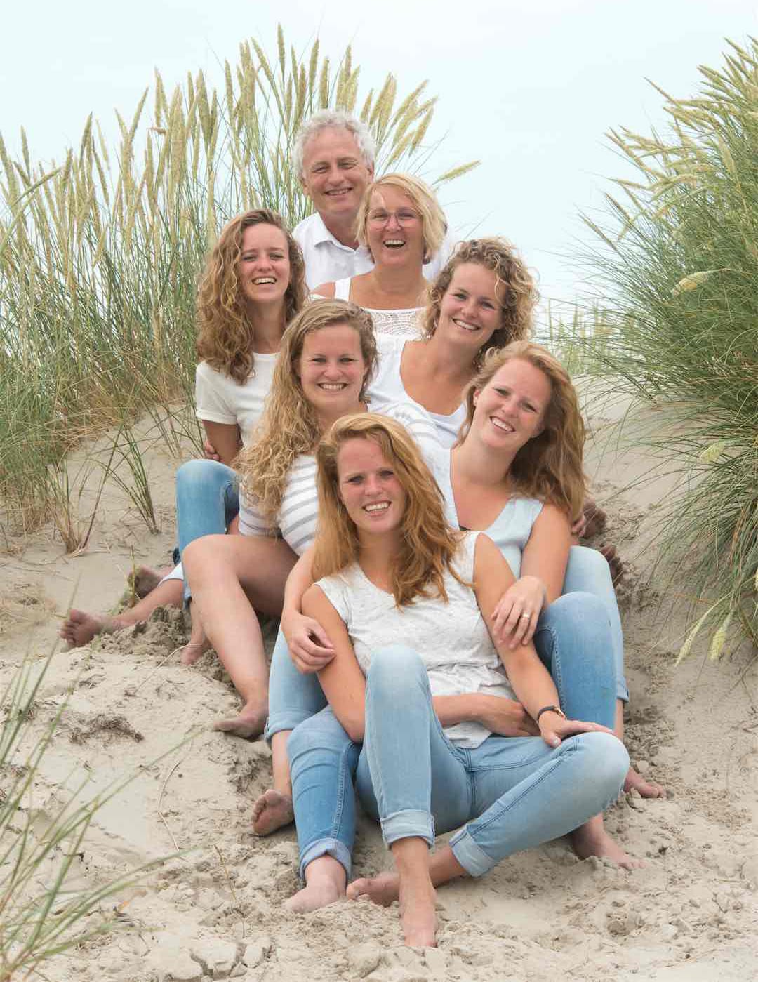 Anitha en Ruud Bredewold uit Zwolle met hun dochters Petra, Ellen, Mirjam, Jennie en Aline. archief familie Bredewold
