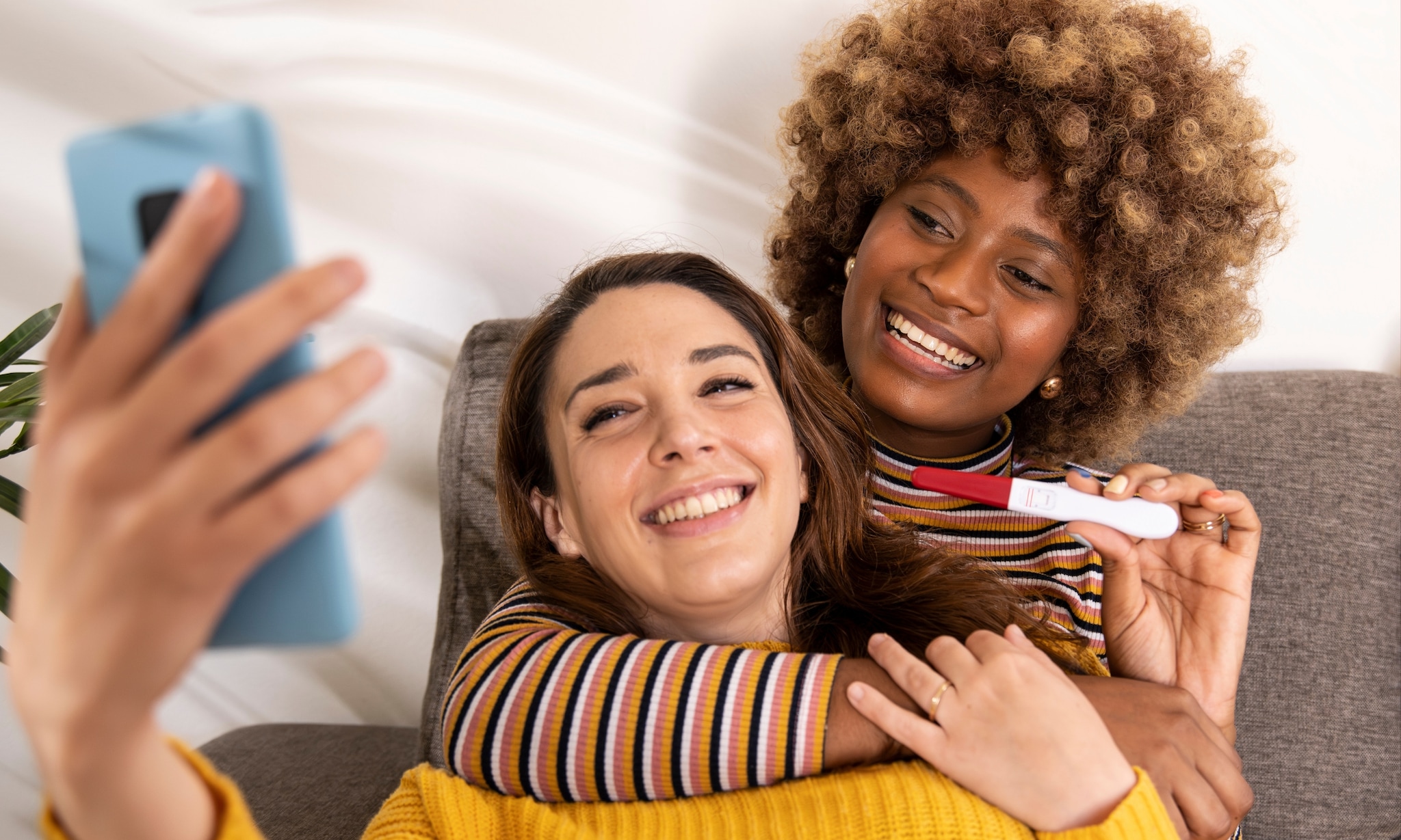 Gelukkig stel doet een zwangerschapsaankondiging Getty Images