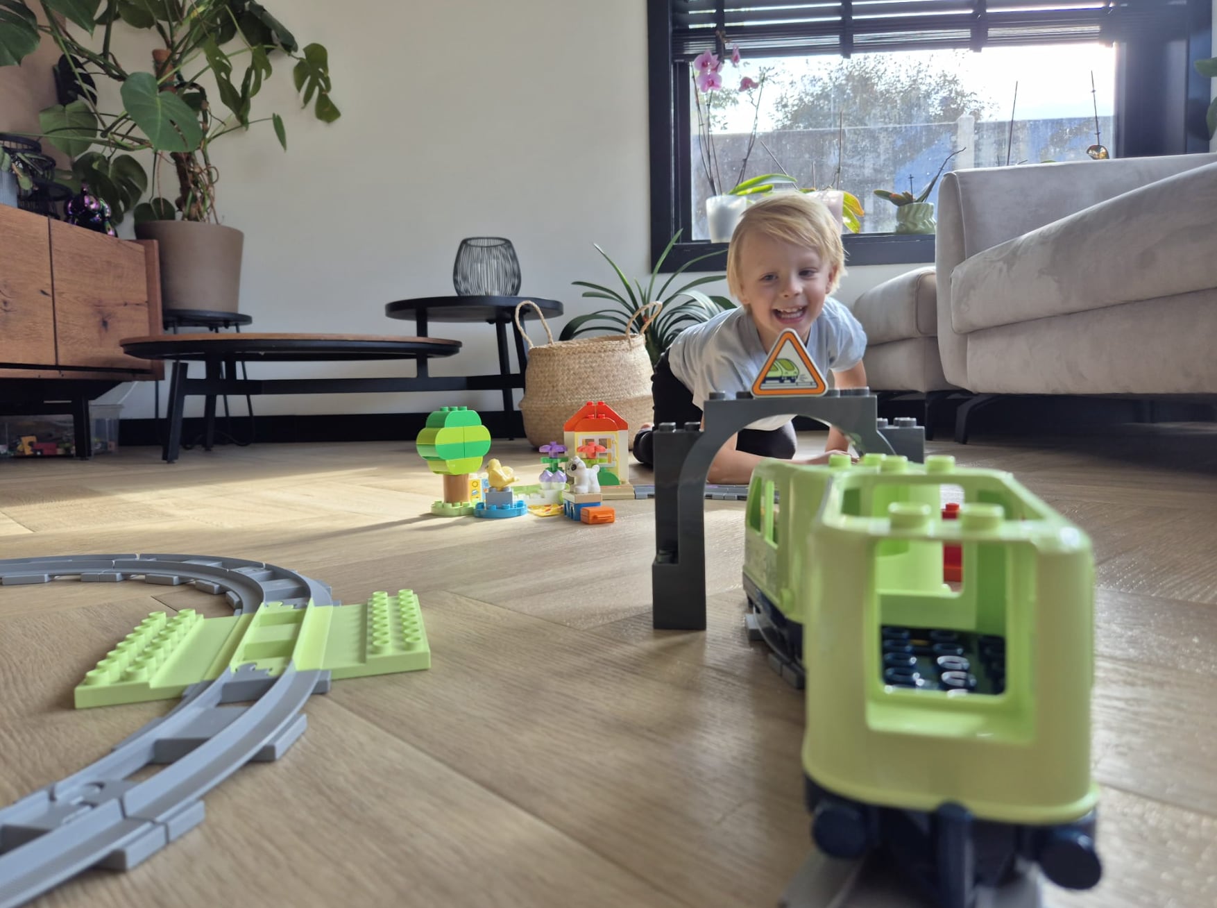 LEGO DUPLO Oscar speelt met de LEGO DUPLO Interactieve Avonturentrein