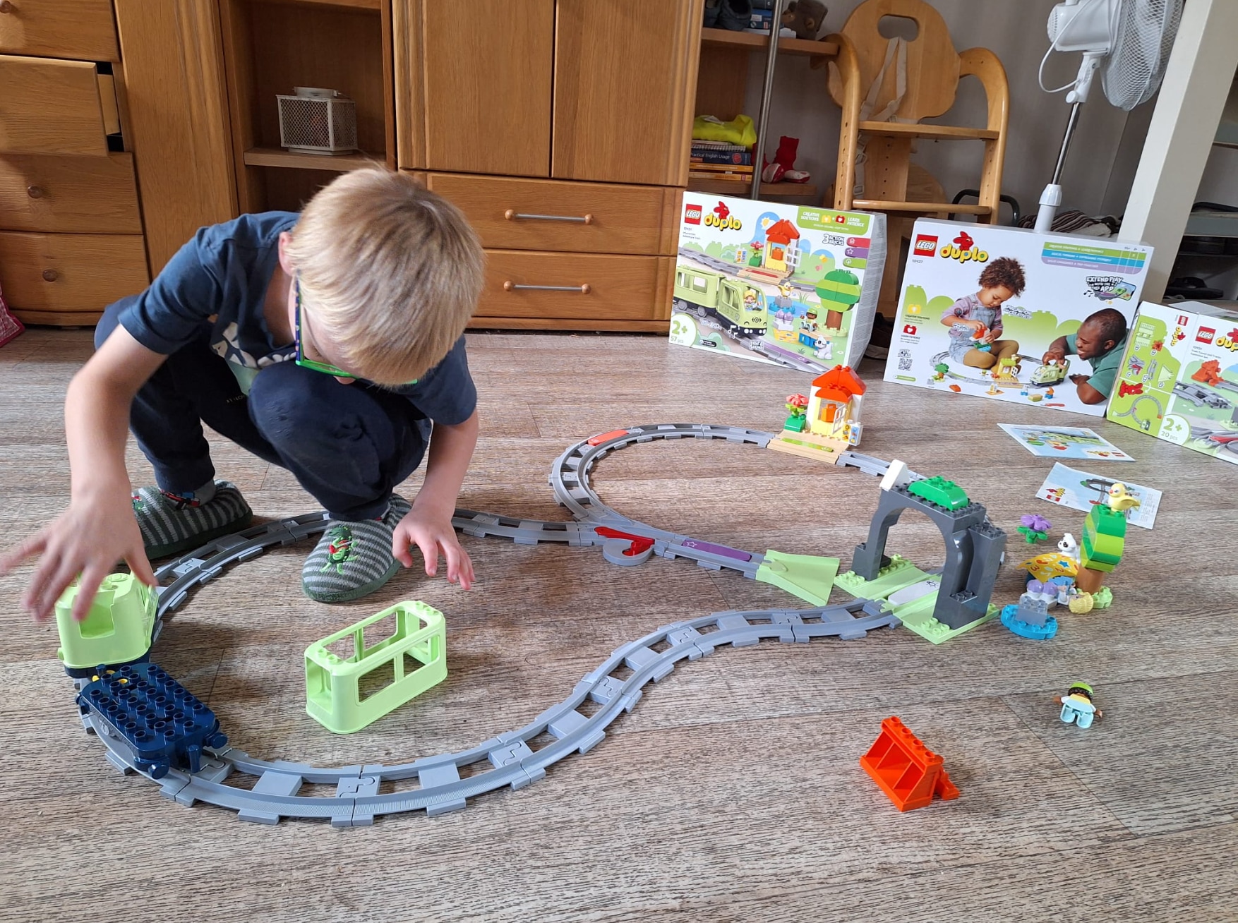 LEGO DUPLO Thomas speelt met de LEGO DUPLO Interactieve Avonturentrein