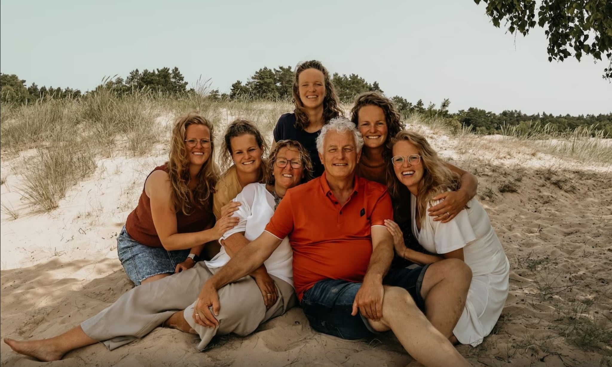 Anitha en Ruud Bredewold uit Zwolle met hun vijf dochters Jennie, Mirjam, Petra, Ellen en Aline (vlnr). Claudia Wienen / CW Fotografie