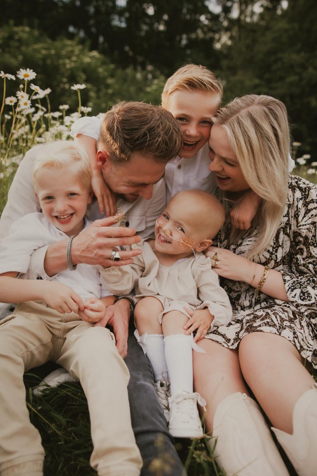 Sofy met haar ouders en twee broers. De foto is een paar maanden geleden gemaakt, toen ze nog niet was genezen. Anneke Mensink
