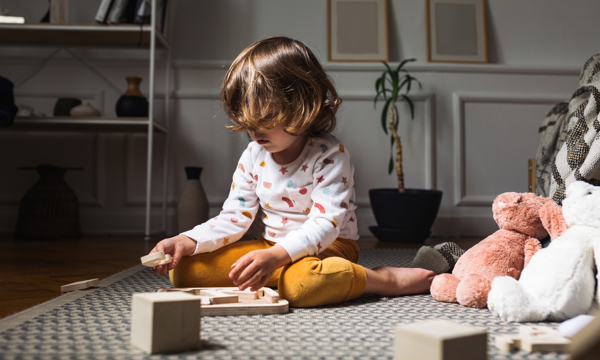 Kind speelt alleen, bij advies orthopedagoog als je kind nog geen vriendjes heeft. Getty Images