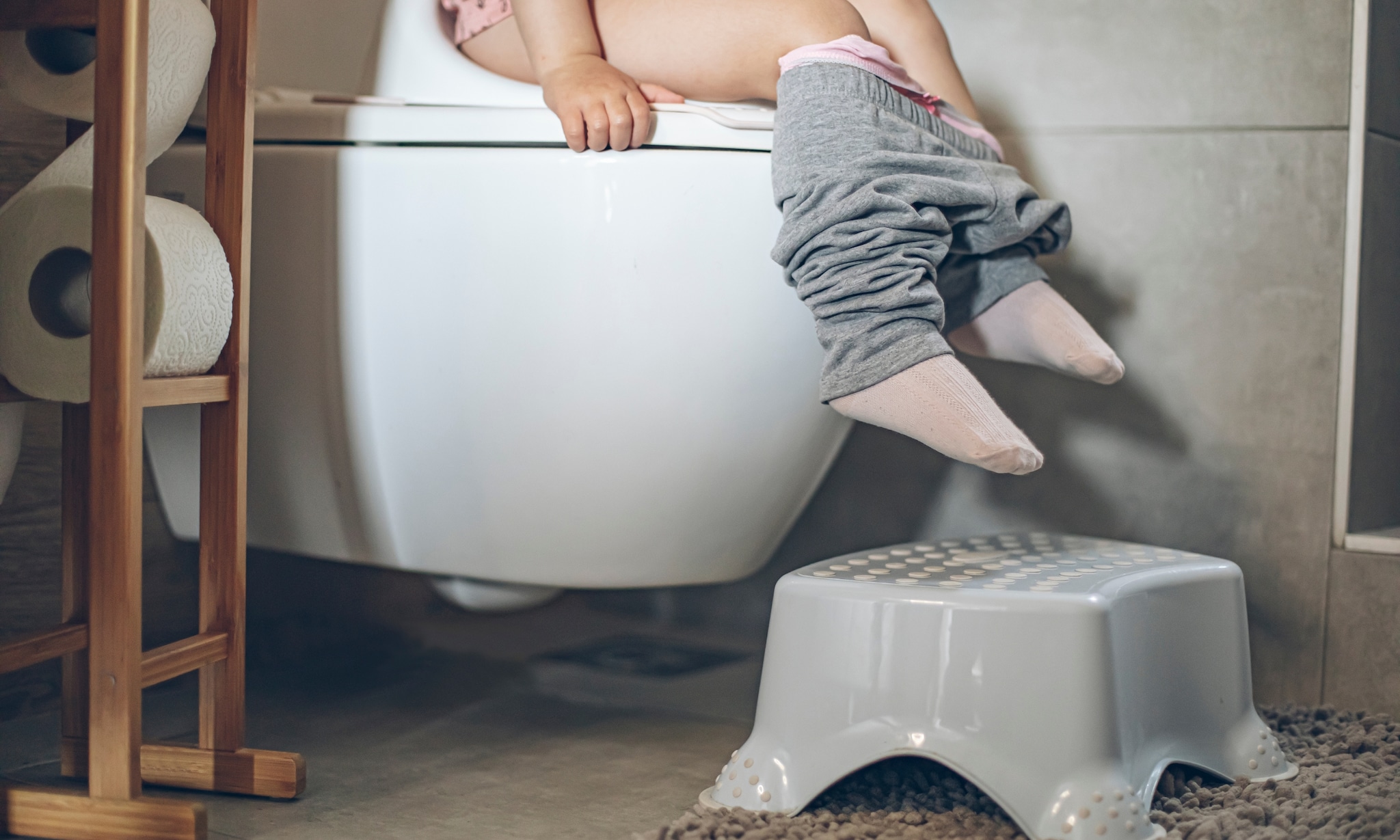 Kind op de wc, bij artikel over zindelijkheid en afvalberg met luiers verminderen. Getty Images