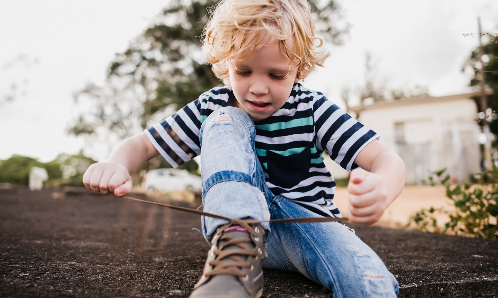 Jongen strikt veters, bij artikel over gezonde leefstijl voor kinderen. Getty Images