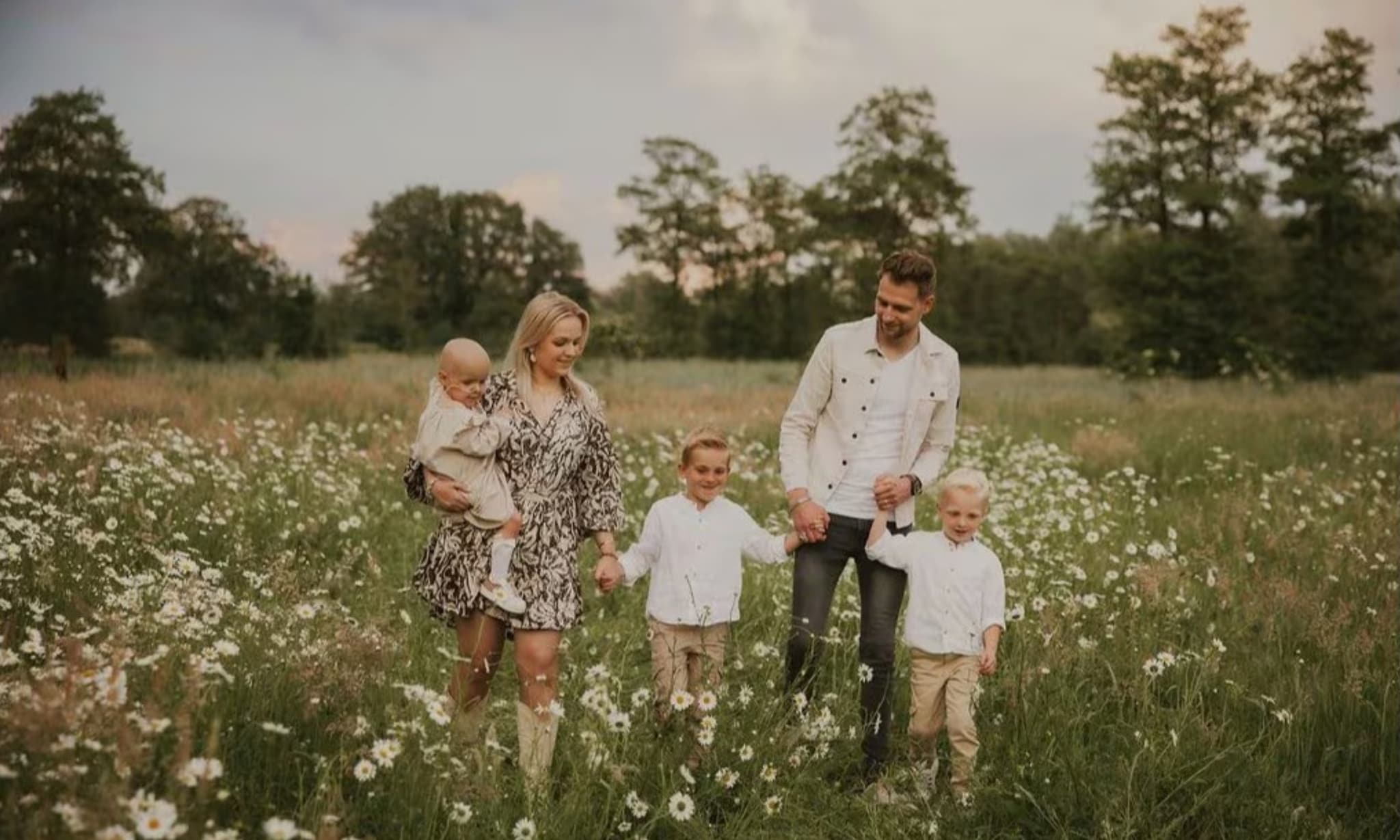 Sofy met haar ouders en twee broers. De foto is een paar maanden geleden gemaakt, toen ze nog niet was genezen.  Anneke Mensink