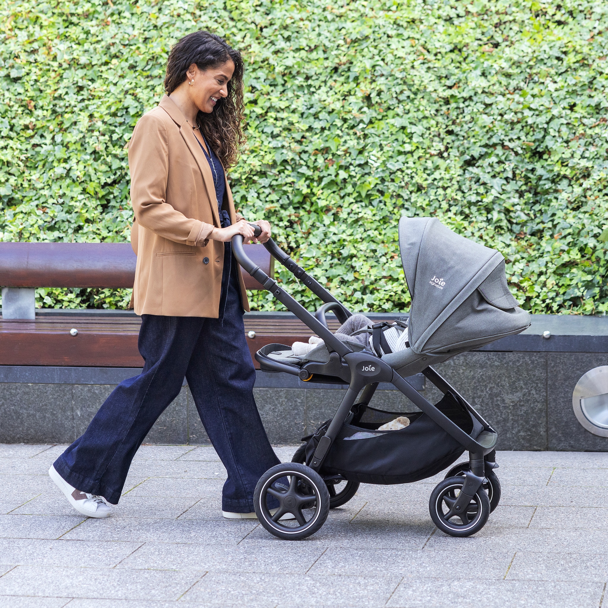 gezocht testers voor deze gloednieuwe kinderwagen van joie