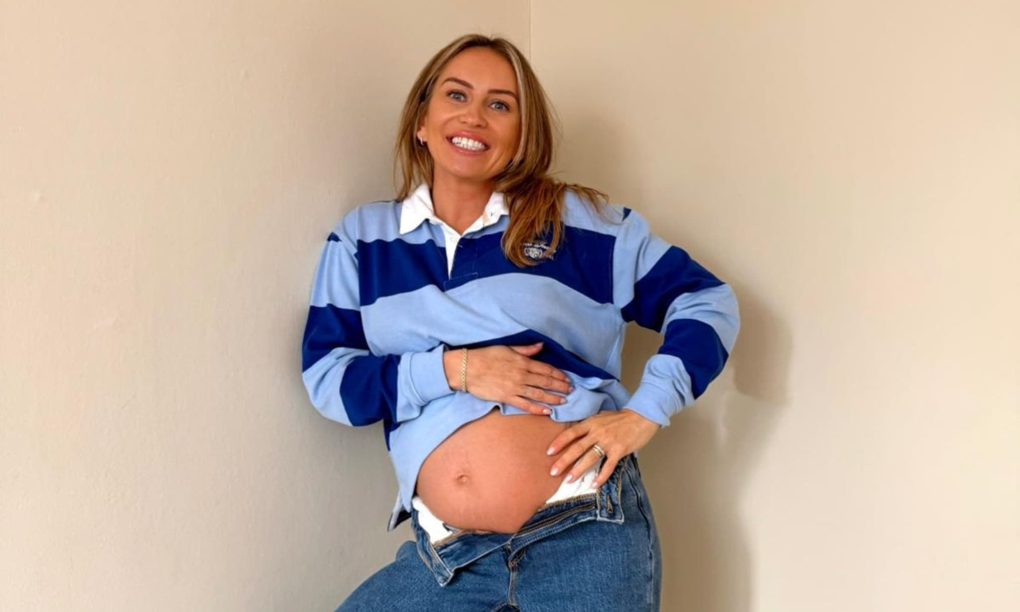 Jacomien Zoer uit Urk toont haar zwangere buik Privé