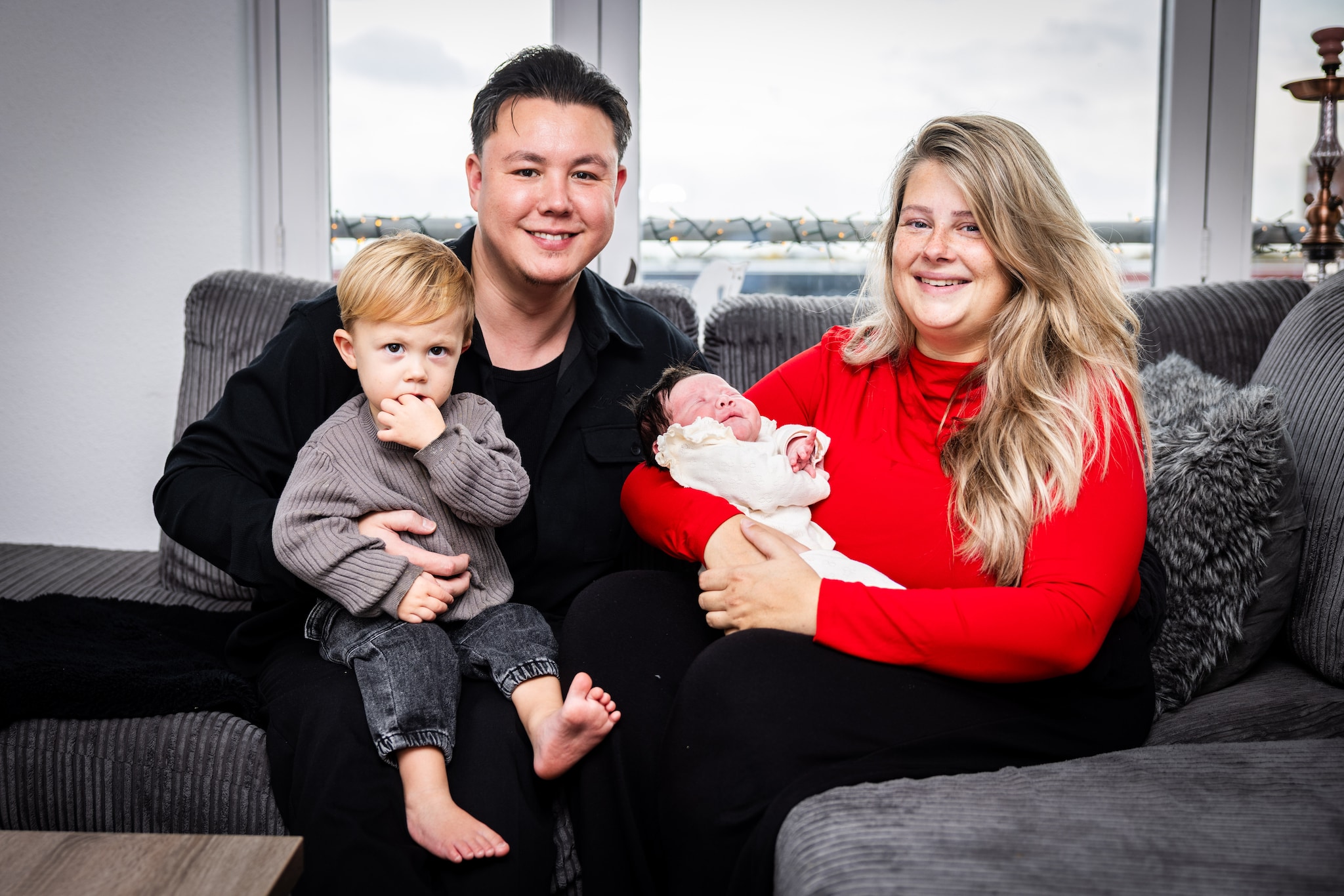 Jorden, Roy, Yuna en Melissa op de bank, vijf dagen na de bevalling. Jaylen staat niet op de foto, hij zat op school. Jeffrey Groeneweg