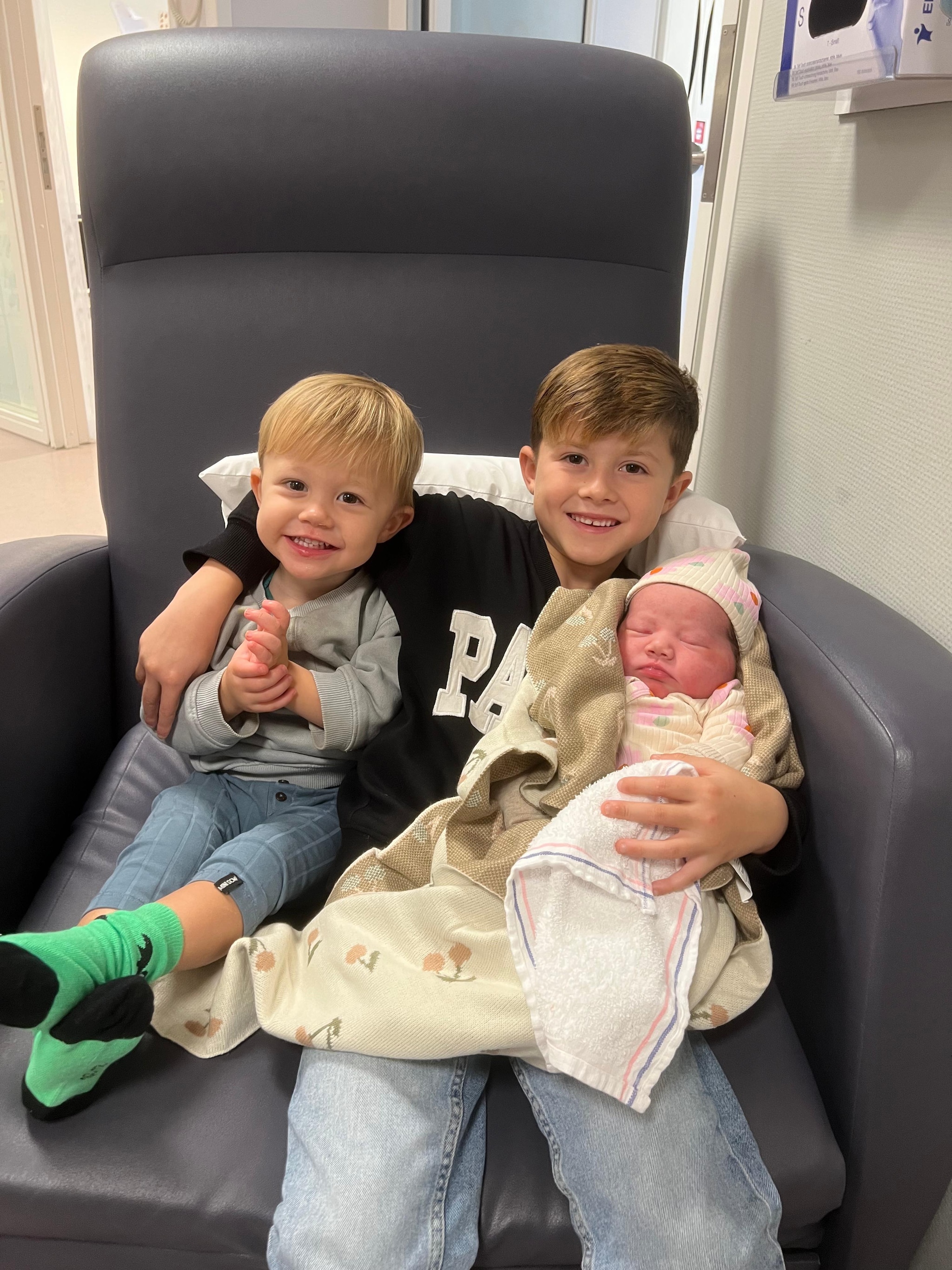 Zoontjes Jorden en Jaylen zijn blij met hun pasgeboren zusje Yuna. Privéfoto