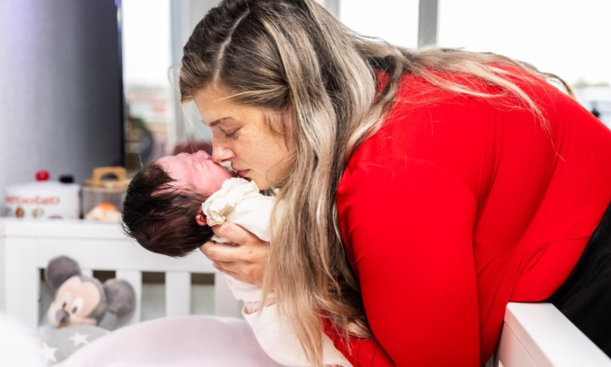Melissa met haar pasgeboren dochter Yuna. Jeffrey Groeneweg