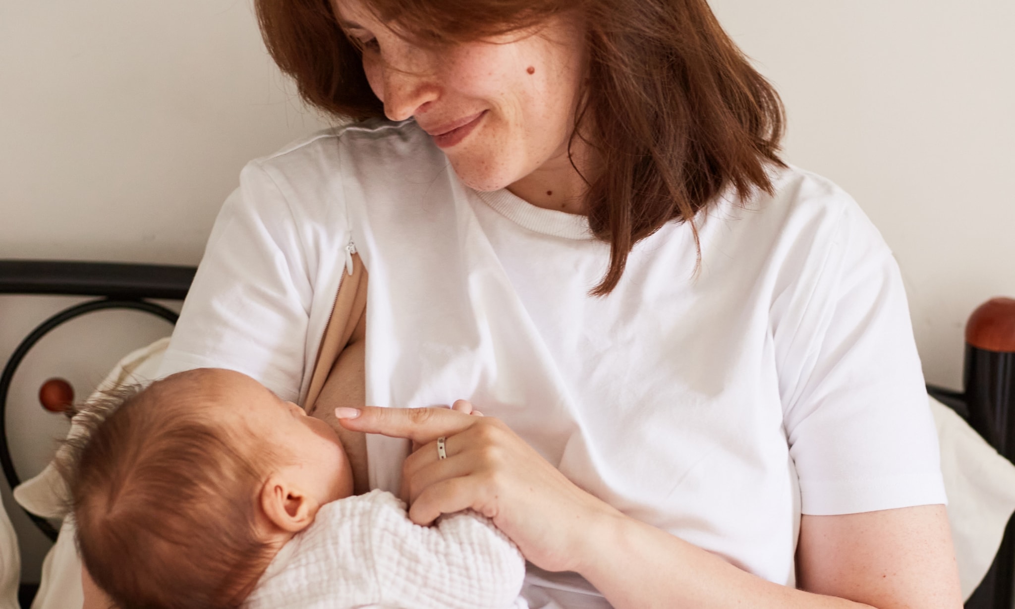 handige voedingstops en voedingsjurken die je een hoop geklungel besparen Getty Images