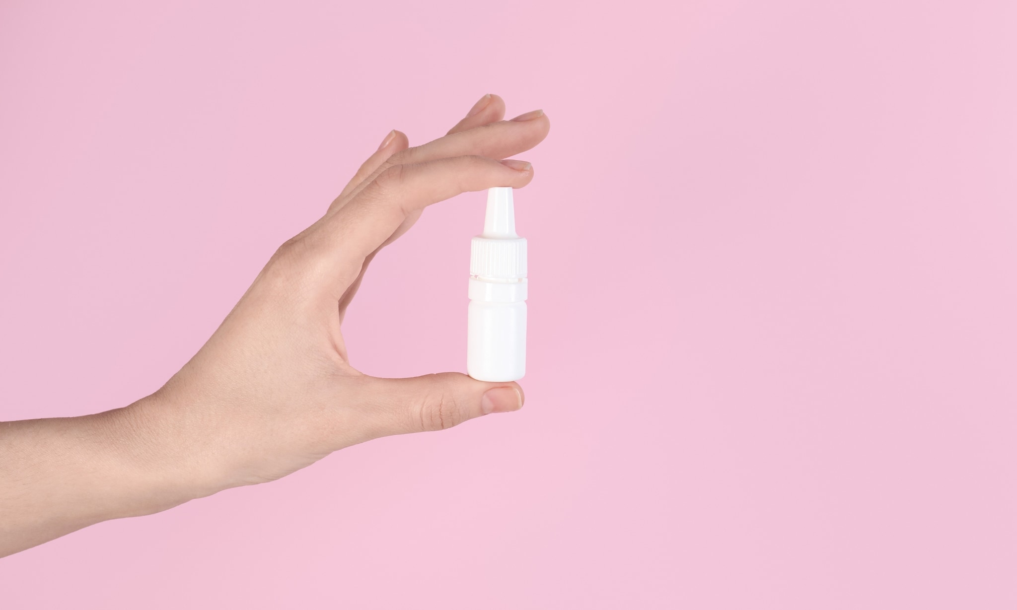 Hand houdt neusspray vast, bij artikel over medicijn tegen post-partumdepressie. Getty Images