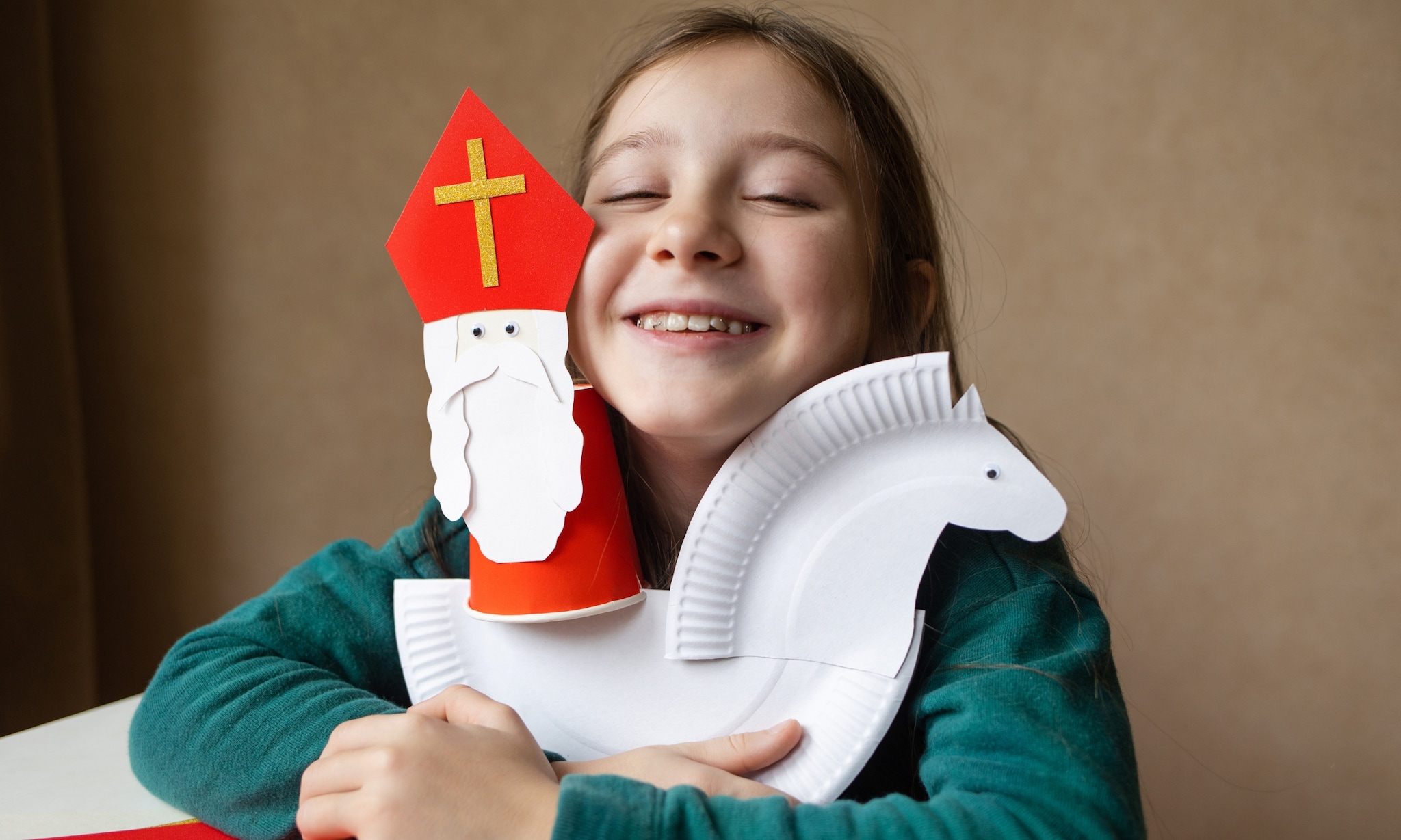 Meisje knutselt voor sinterklaas. Getty Images