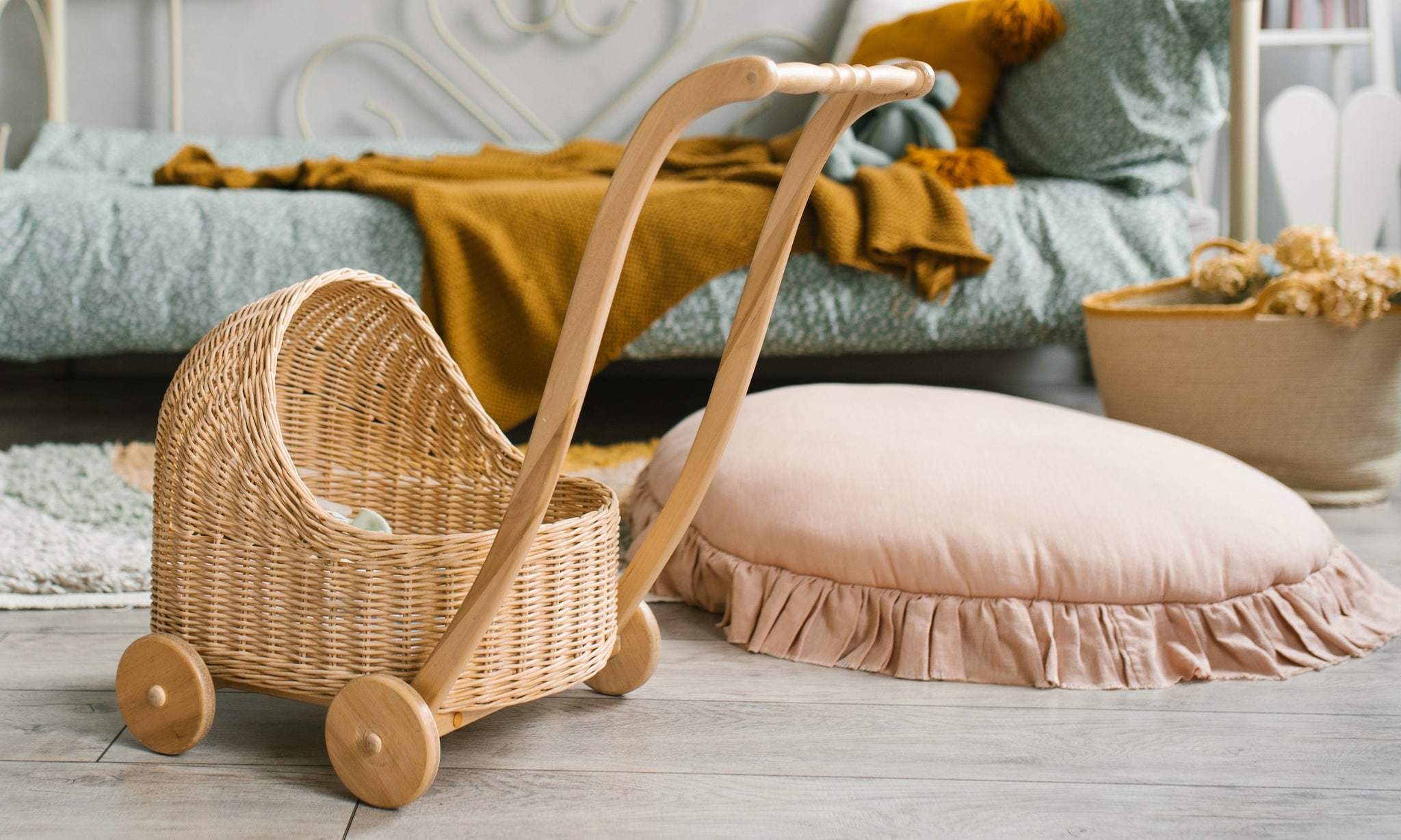 rotan kinderwagen als symbool voor leukste cadeaus voor poppenliefhebbers Getty Images