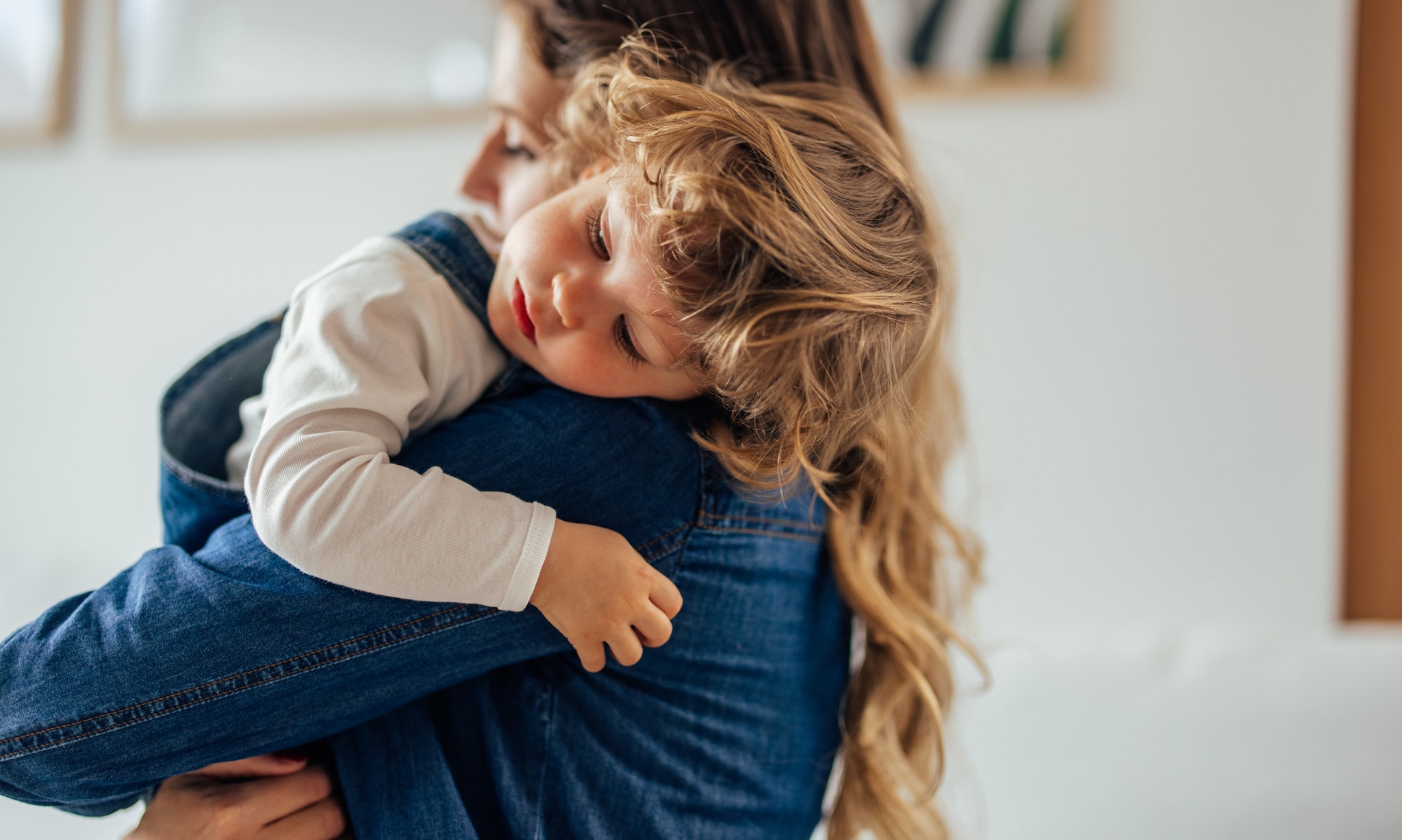 slaperige peuter als symbool voor draagbaar verduisteringsgordijn van Luvion, om overal een donkere kamer te creeren Getty Images