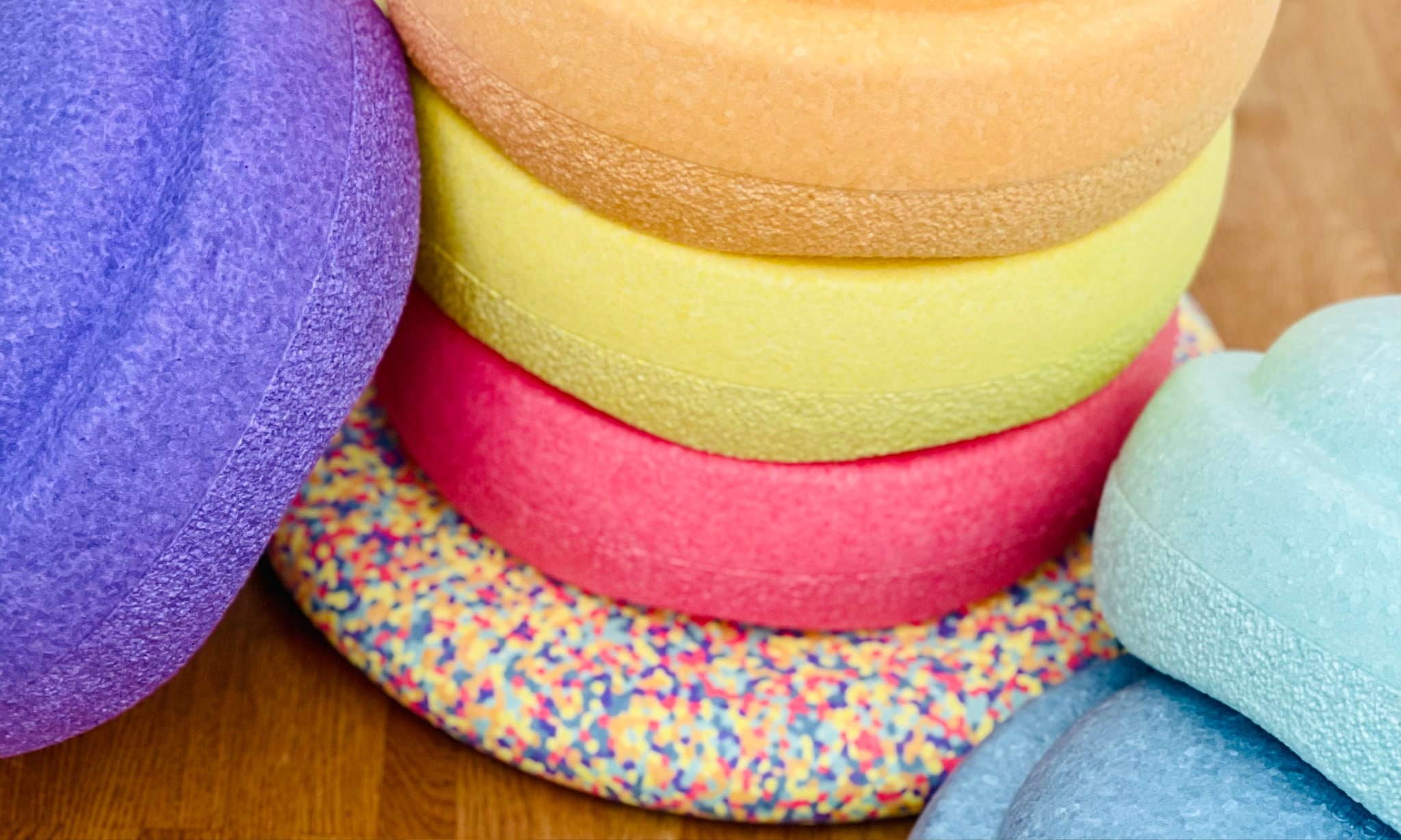 speelgoedstenen van stapelstein in verschillende kleuren, waarom is het zo duur Getty Images