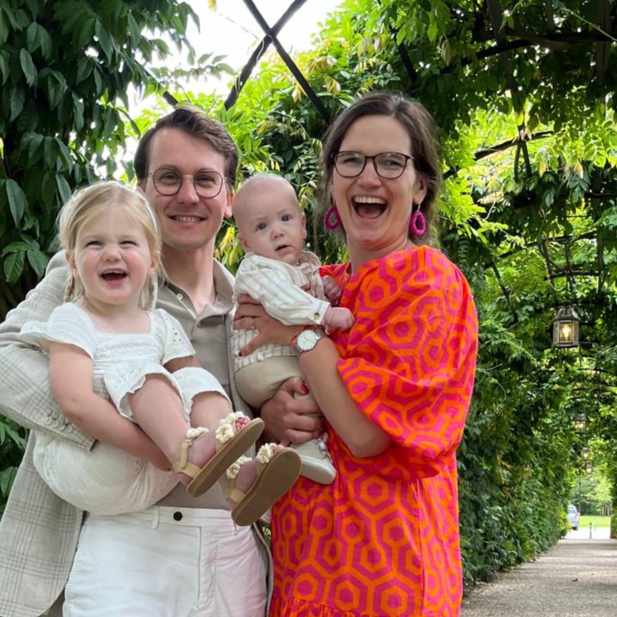 eline brand baby met oppas thuis