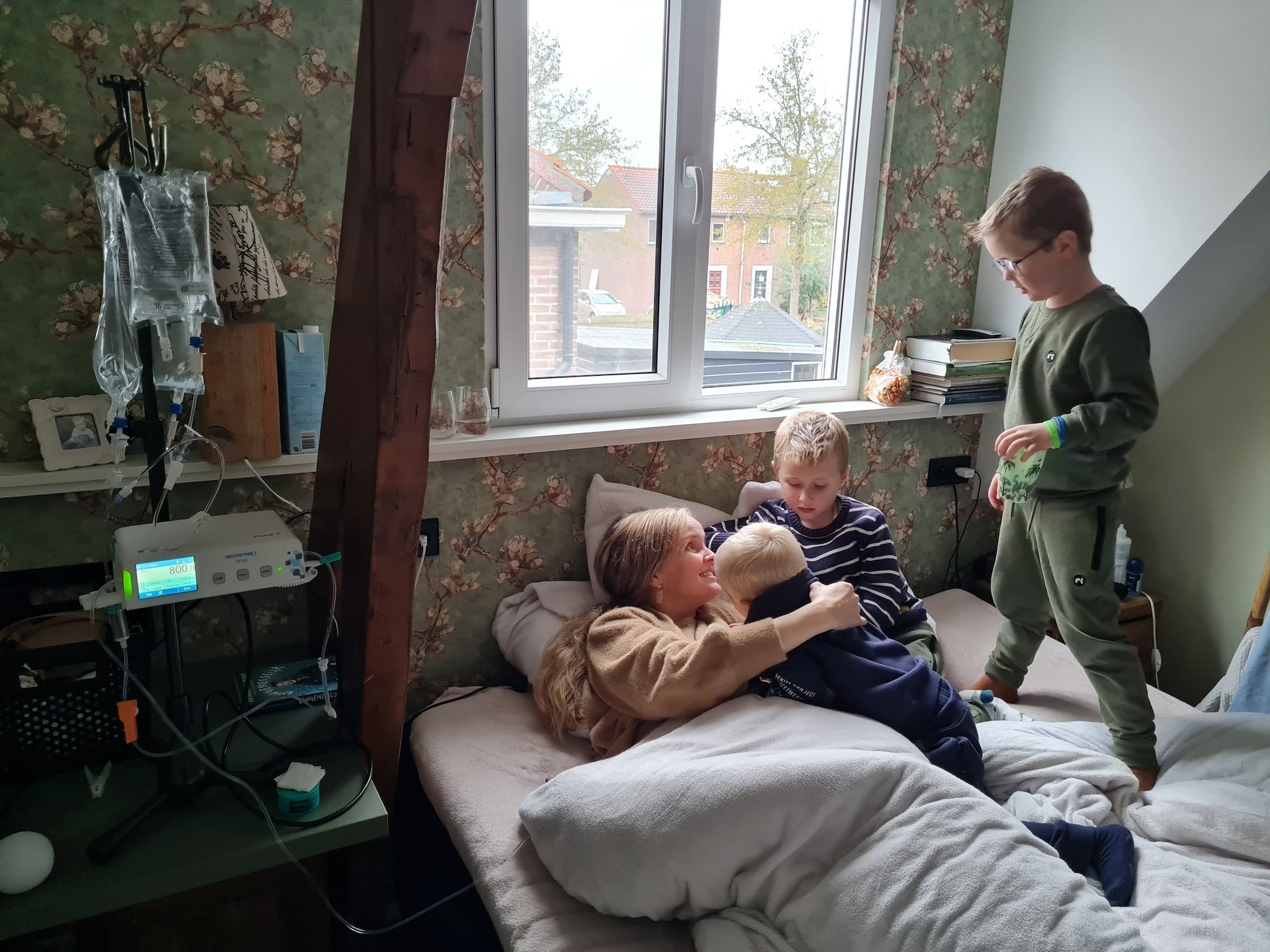 Alies kreeg onlangs voor het eerst thuis een vochtinfuus. De kinderen kwamen even kijken. Privéfoto