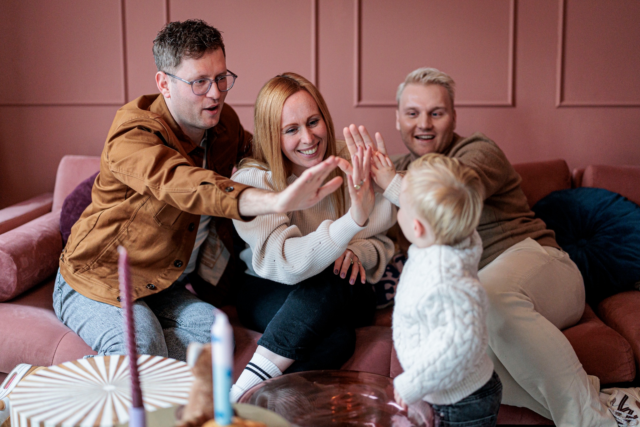 Twee vaders en een moeder die samen Mees opvoeden. Moeder Ilona van Ingen en vaders Jasper Wissing (links) en Wilmer van Oosterom. Emiel Muijderman