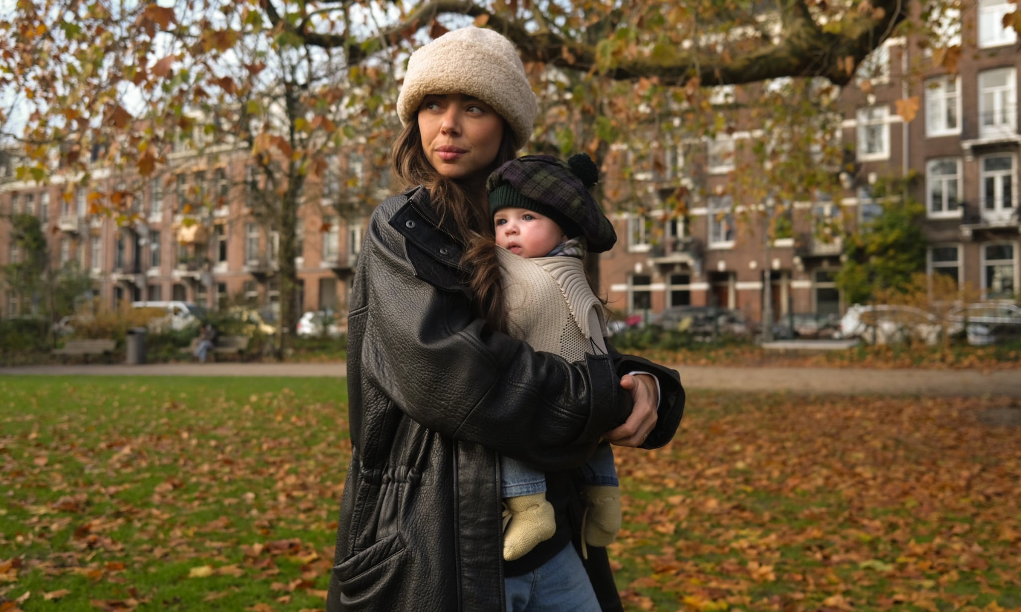 Manon Francis Klerks, vrouw van Valerio Zeno, maakt een herfstwandeling met dochter Vittoria en vertelt over haar must-haves, favo babyproducten privébeeld