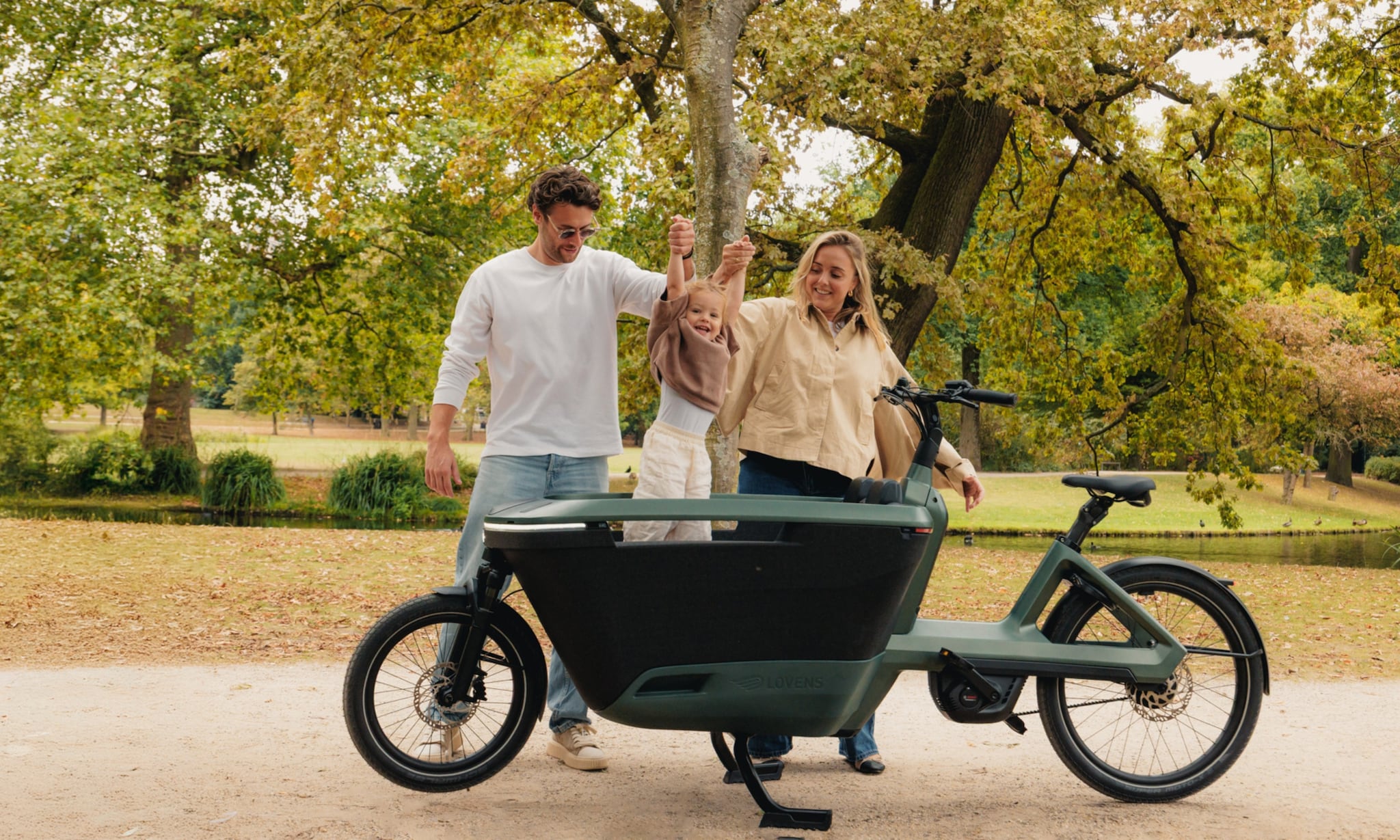 gezin gebruikt de nieuwe lovens explorer 2 bakfiets met stoelverwarming Lovens