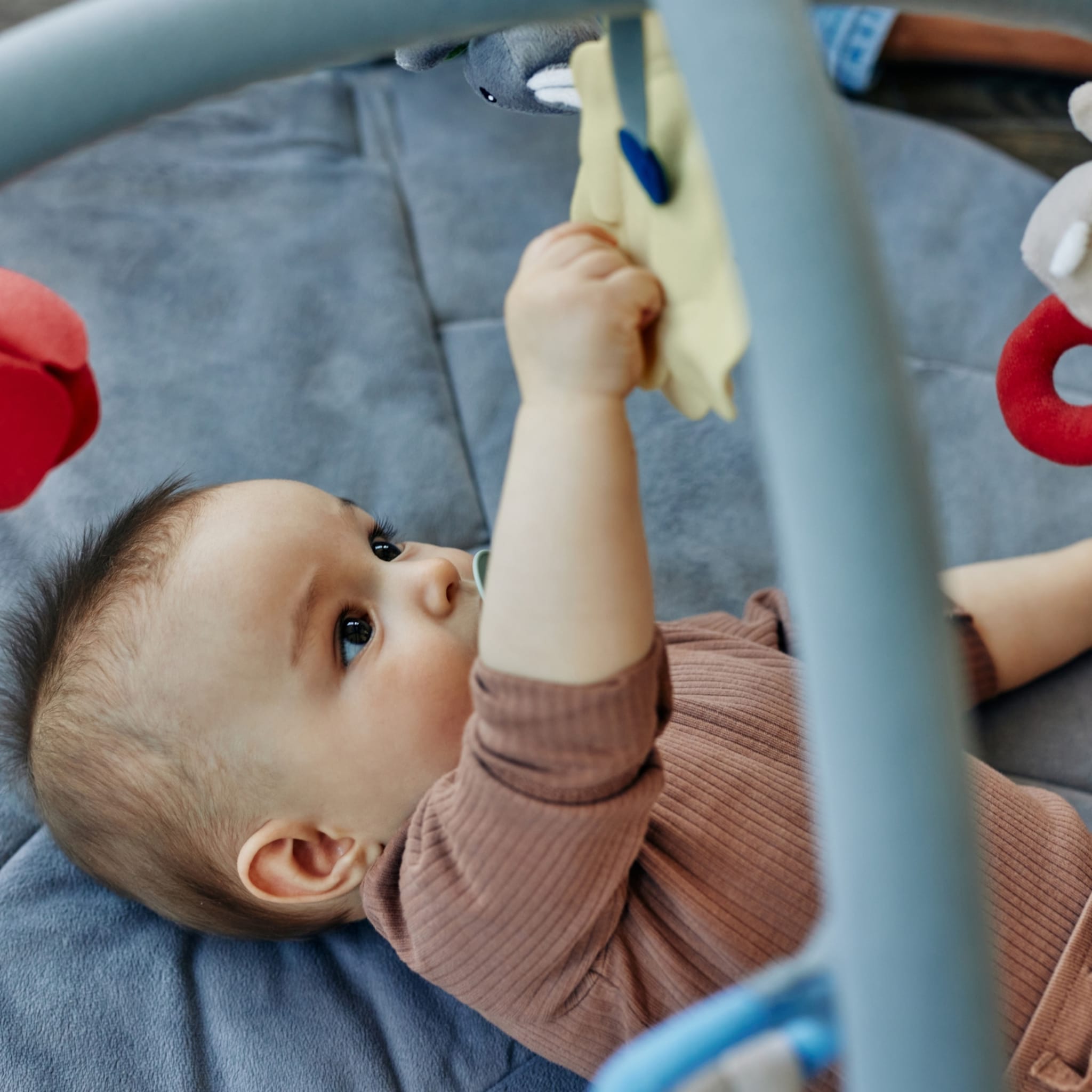speelgoed voor je baby de allerleukste tips per leeftijdsfase