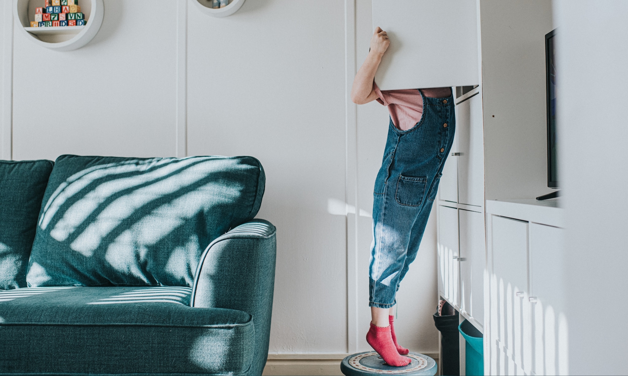 kind ruimt speelgoed op met behulp van slimme tips en speelgoedopbergers Getty Images