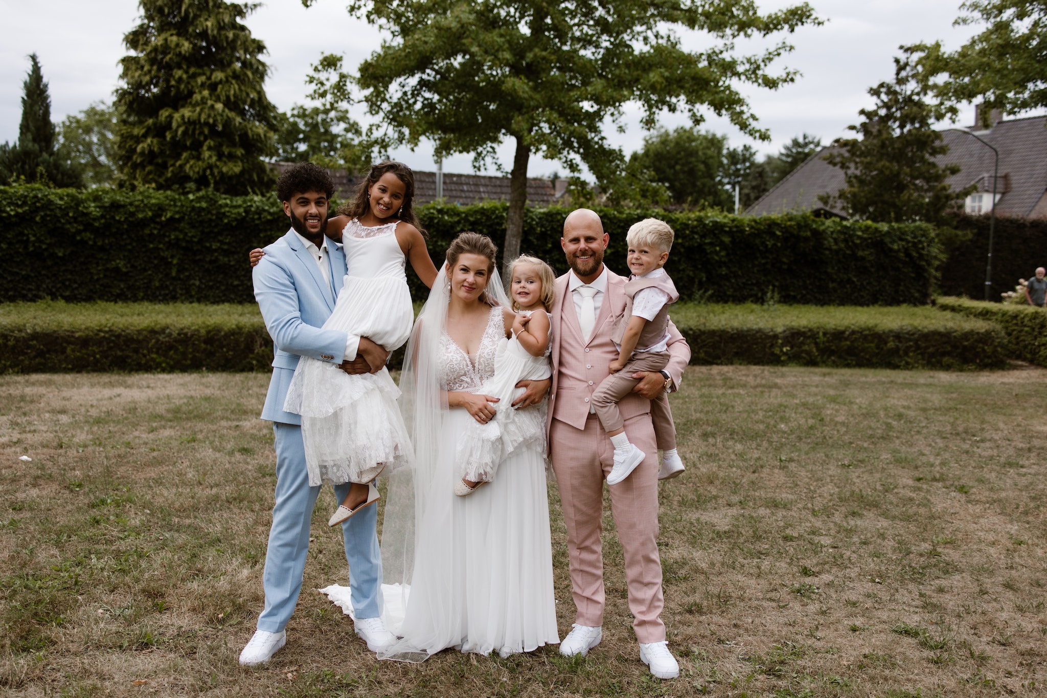 Afgelopen zomer trouwden Robin en Malou. Ook op de foto zoon Yassin (20), dochters Lena (8) en Luna (3) en Boaz. Sven Scholten