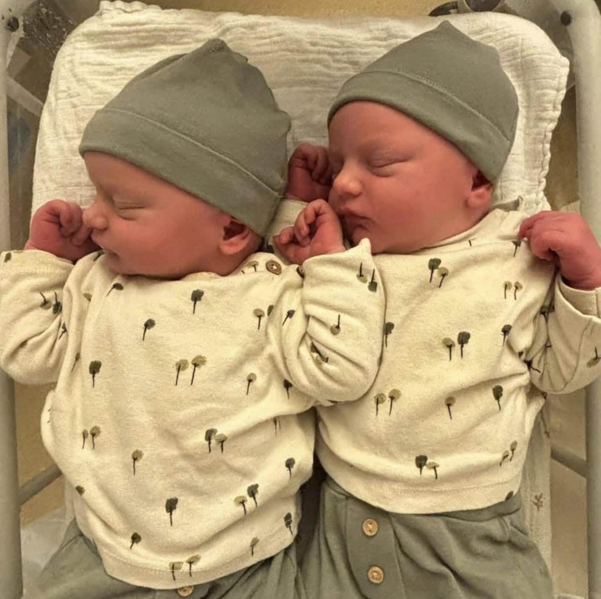 Twee-eiige tweeling Abe en Melle liggen naast elkaar in een bedje Moeder Elien