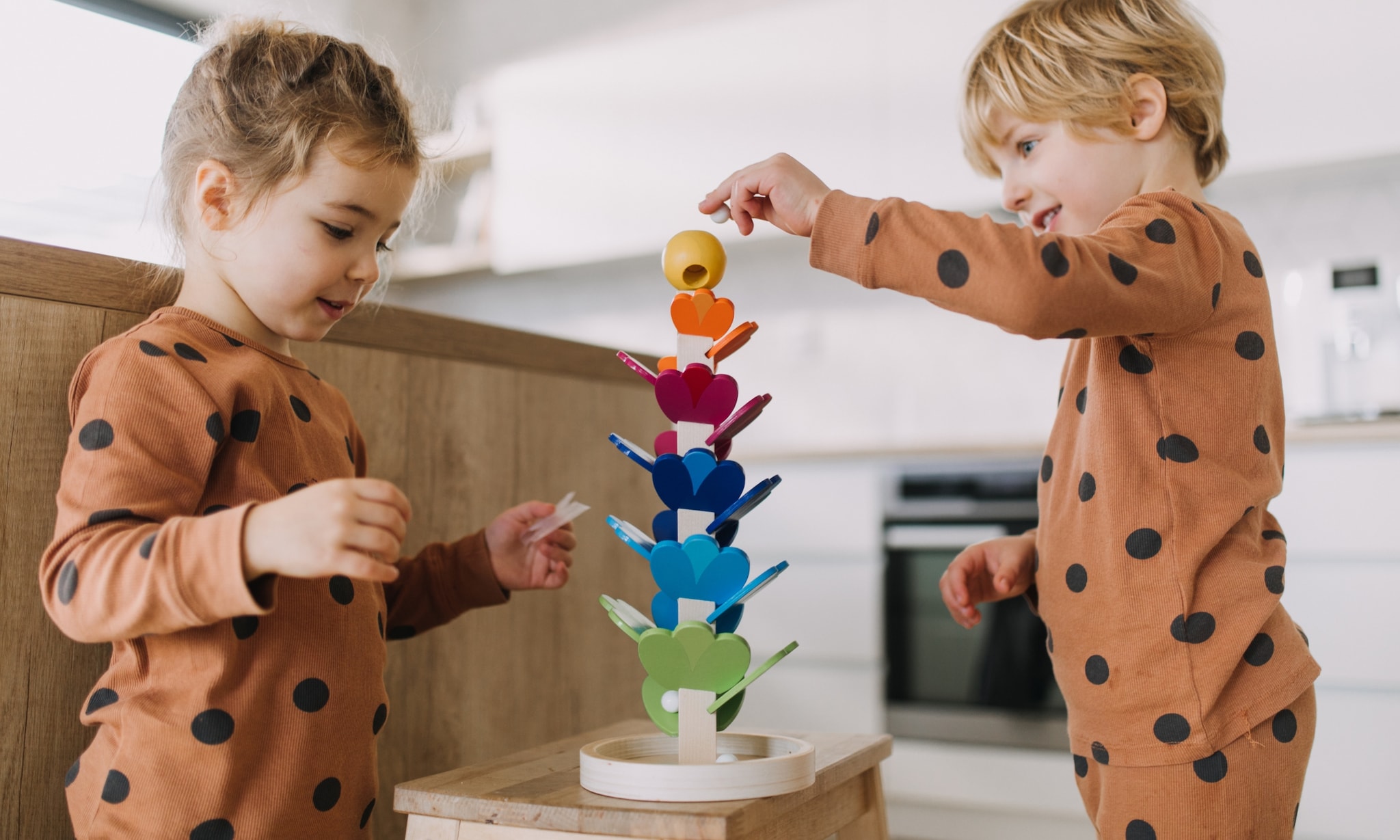 broer en zus spelen met knikkerboom, een van het leukste montessorispeelgoed voor 1 jaar 2 jaar 3 jaar en 4 jaar Getty Images