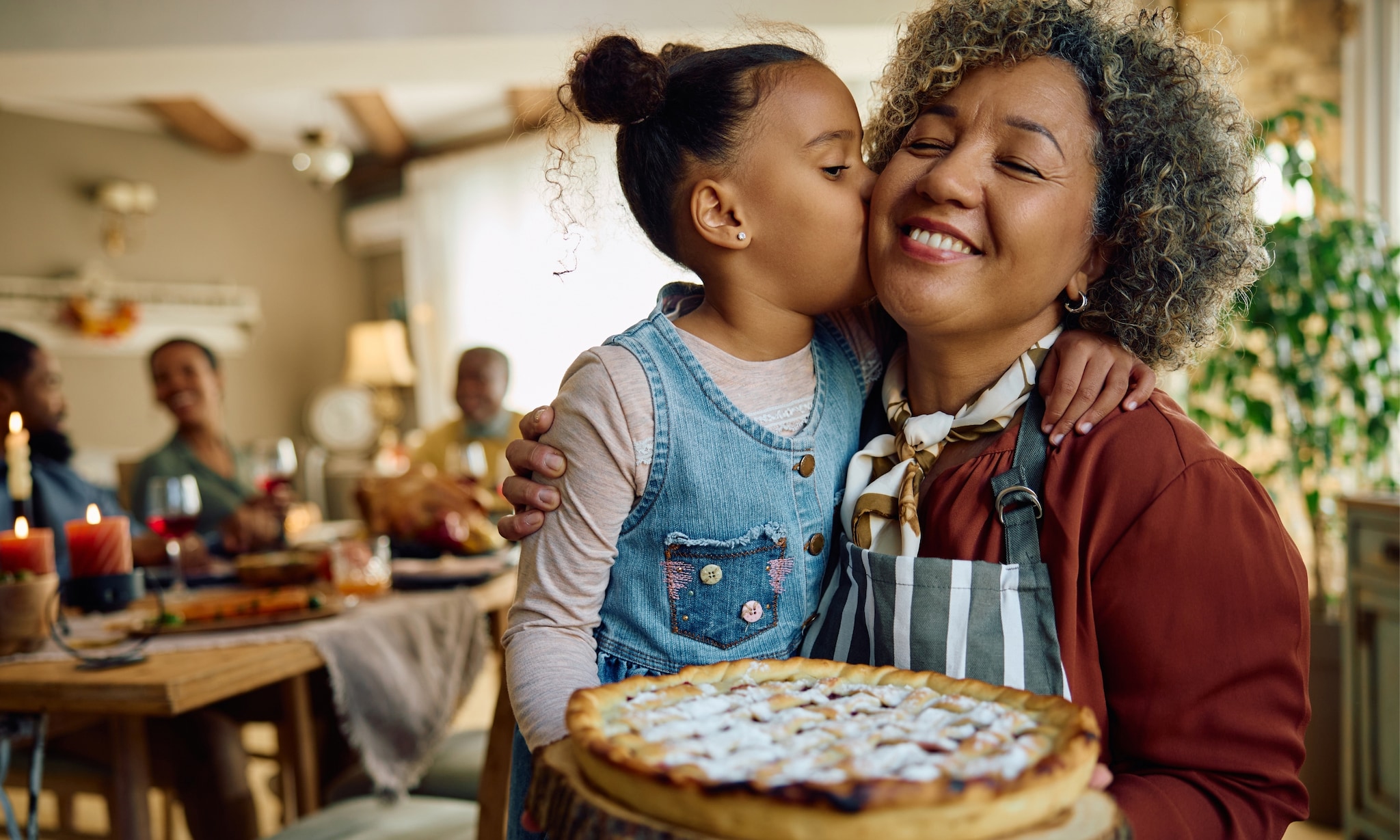 kind geeft opa en oma taart en cadeaus om hen te bedanken voor alles wat ze doen Getty Images