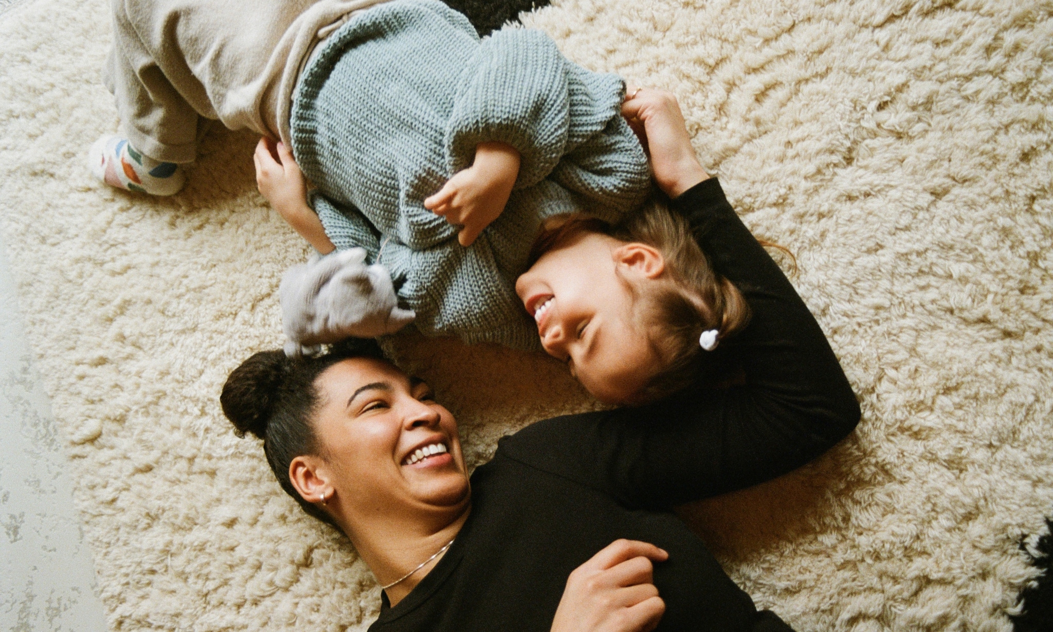 Moeder en dochter maken verbinding. Getty Images