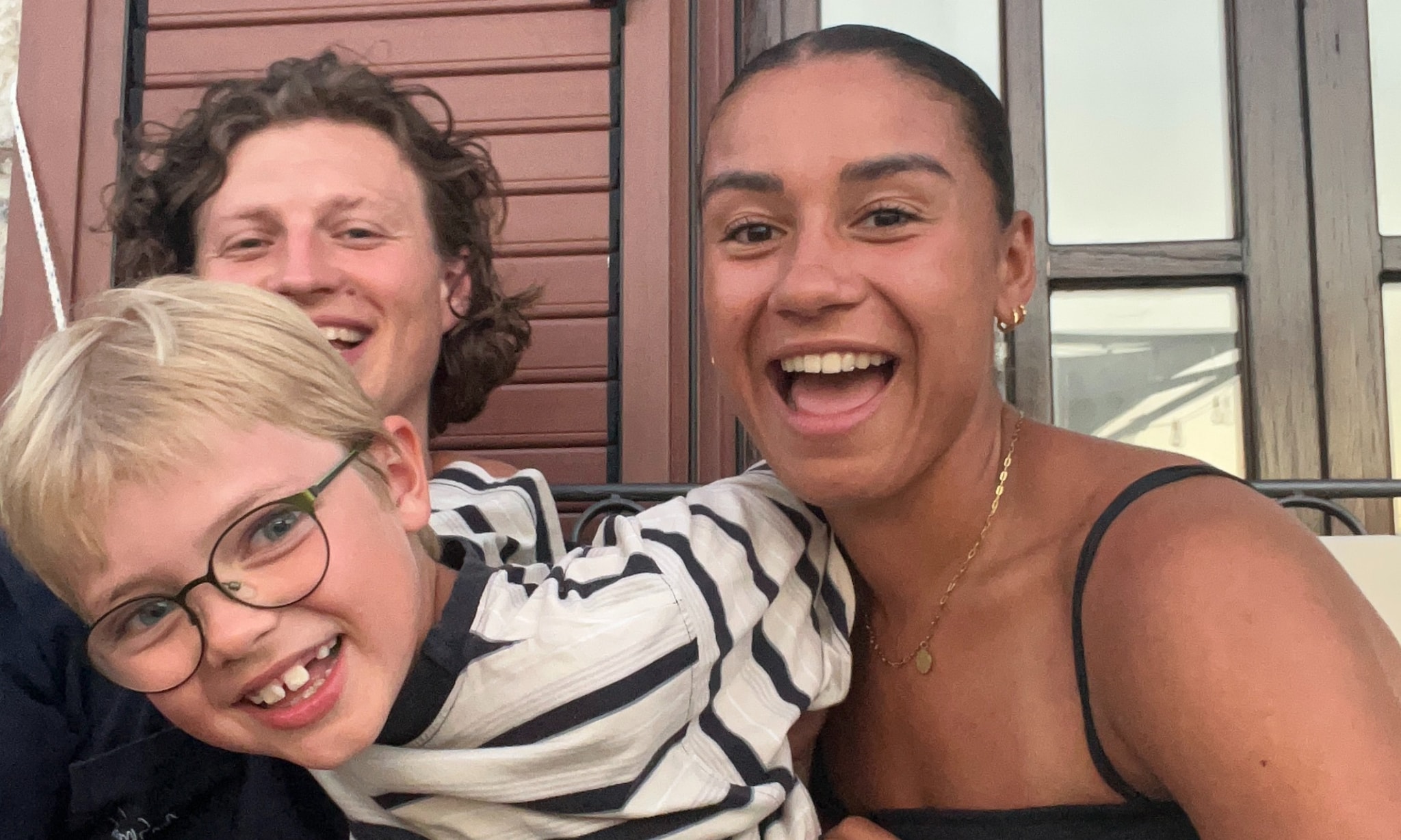 Charlize (25) over zes jaar bonusmoederschap: ‘De mooiste rol die ik nooit zag aankomen’  privé