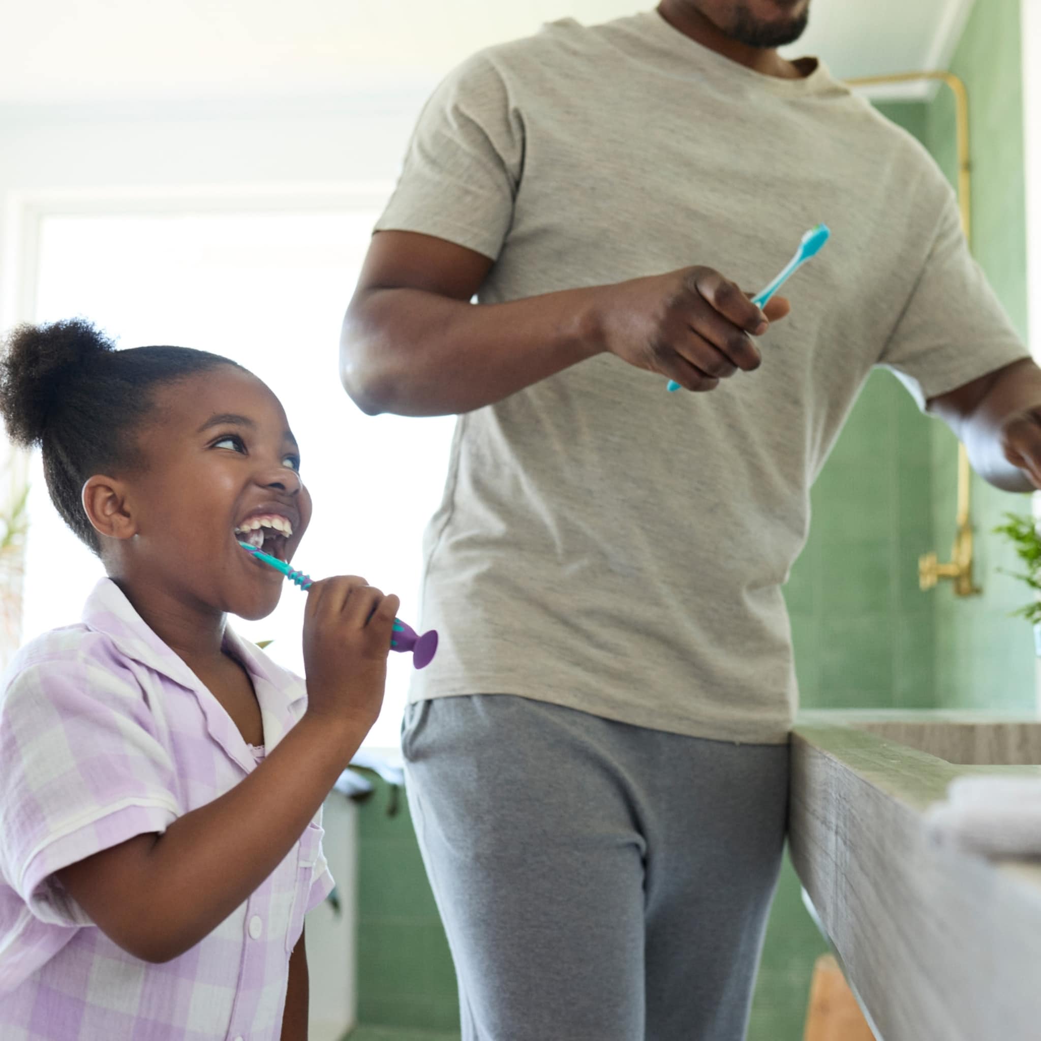tandenpoetsen van je kind voor of na het ontbijt wat is beter