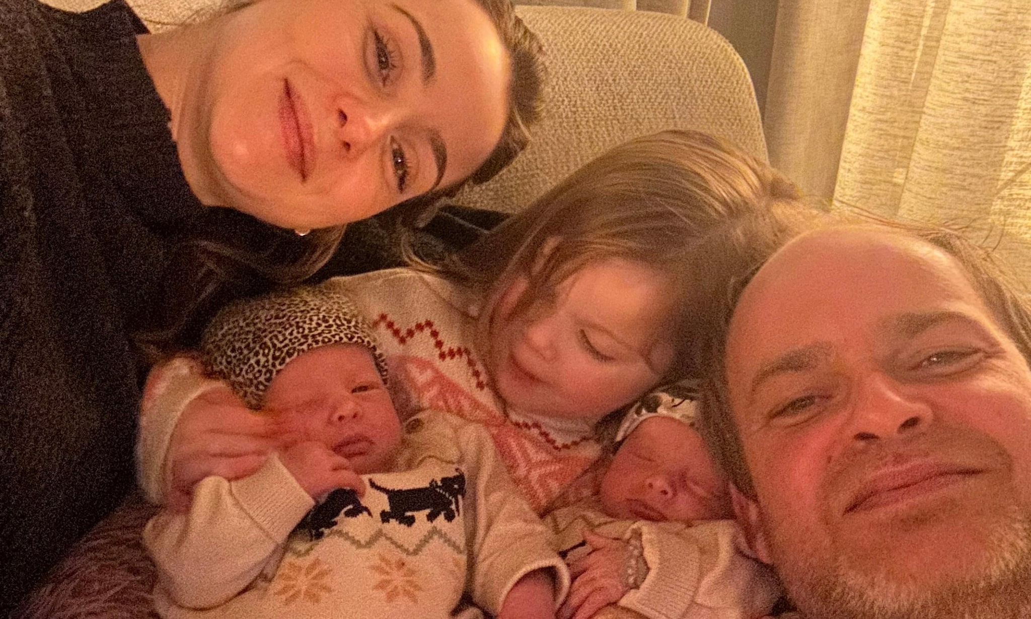 Eveline en Egmond en hun drie kinderen in de rubriek Spitsuur. -