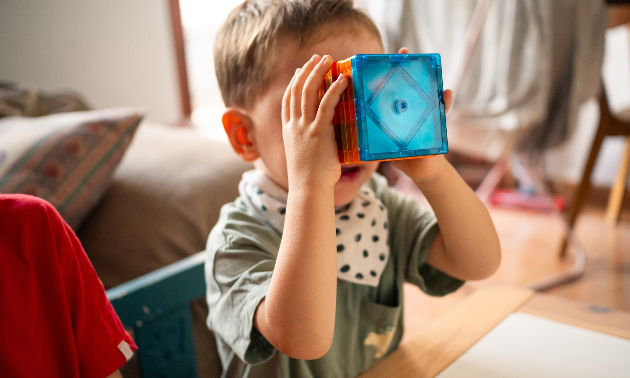 jongen speelt met magnetisch speelgoed zoals connetix, coblo, magna tiles, hema en gladi Getty Images
