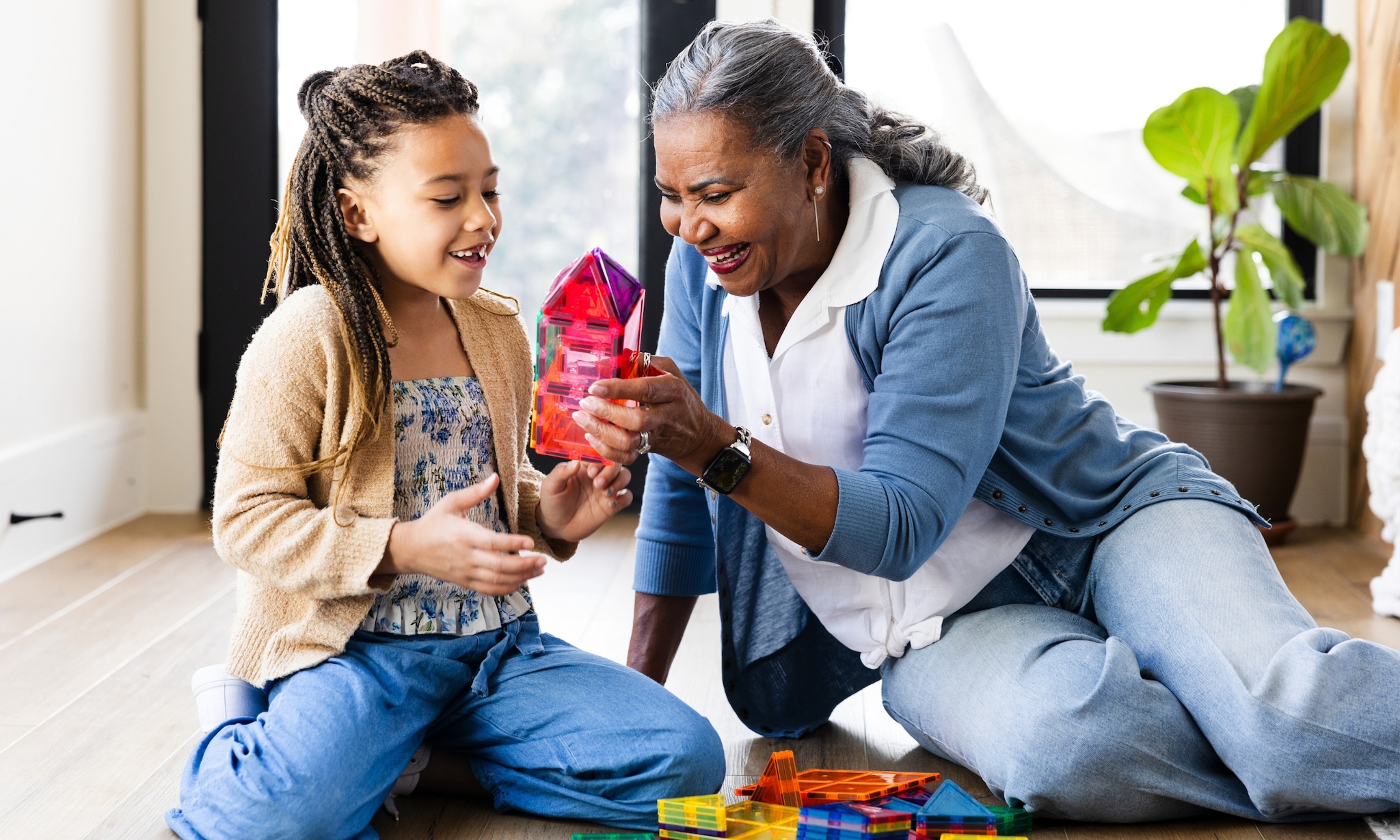 meisje en haar oma spelen met magnetische tegels, dit zijn hacks om er nog meer uit te halen Getty Images