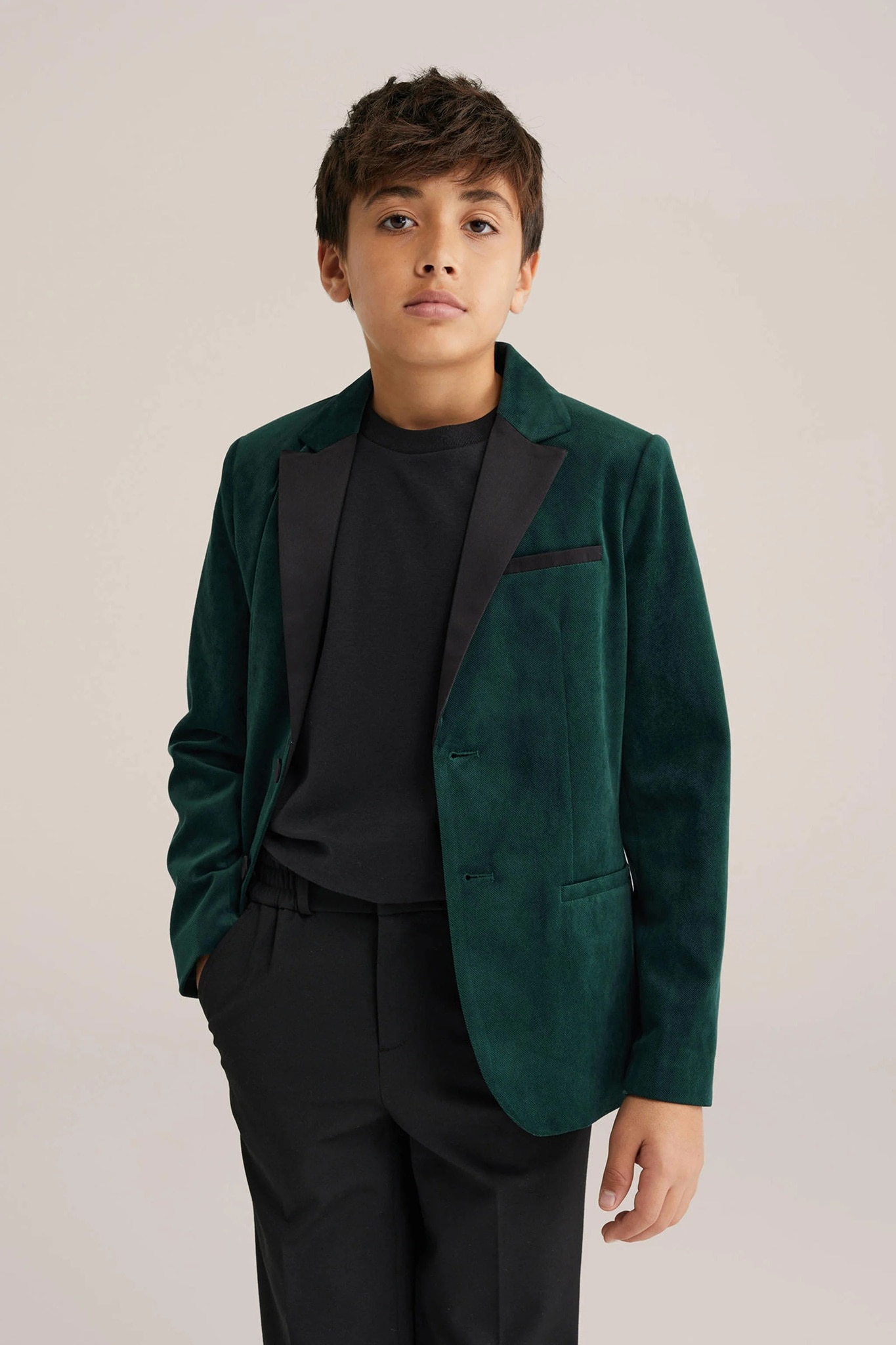 jongen draagt fluwelen donkergroen colbert van wefashion als kerstoutfit WE Fashion