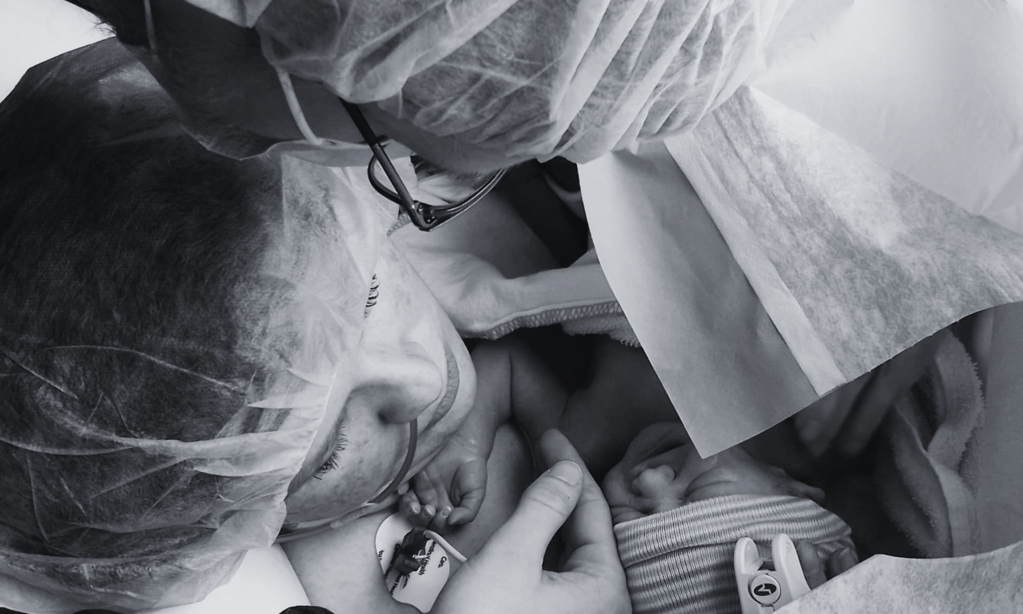 Frederiques bevallingsverhaal: ‘Ik begeleid zelf keizersneden, maar toen ik daar zelf lag raakte ik in paniek’  Privé