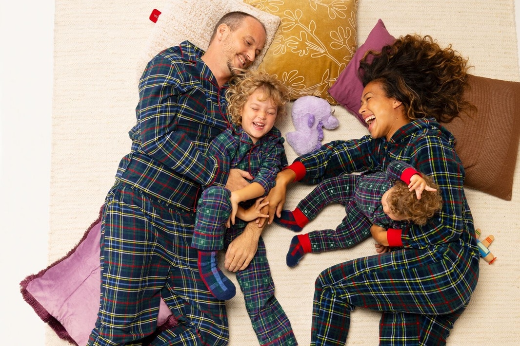 familie in kerstpyjama's van HEMA, opbrengst gaat naar War Child HEMA