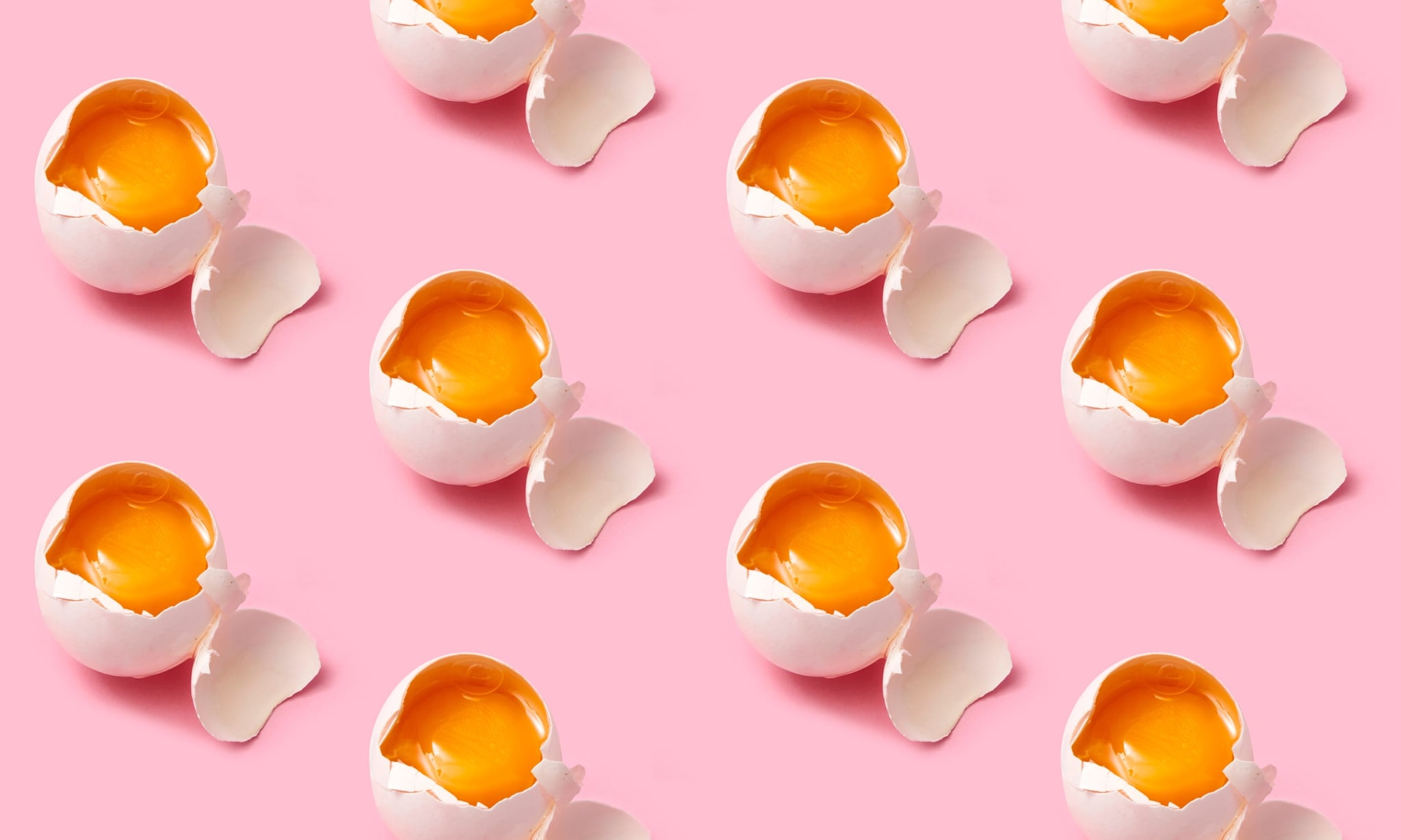 Eieren met dop in vorm van hart, met roze achtergrond. Getty Images