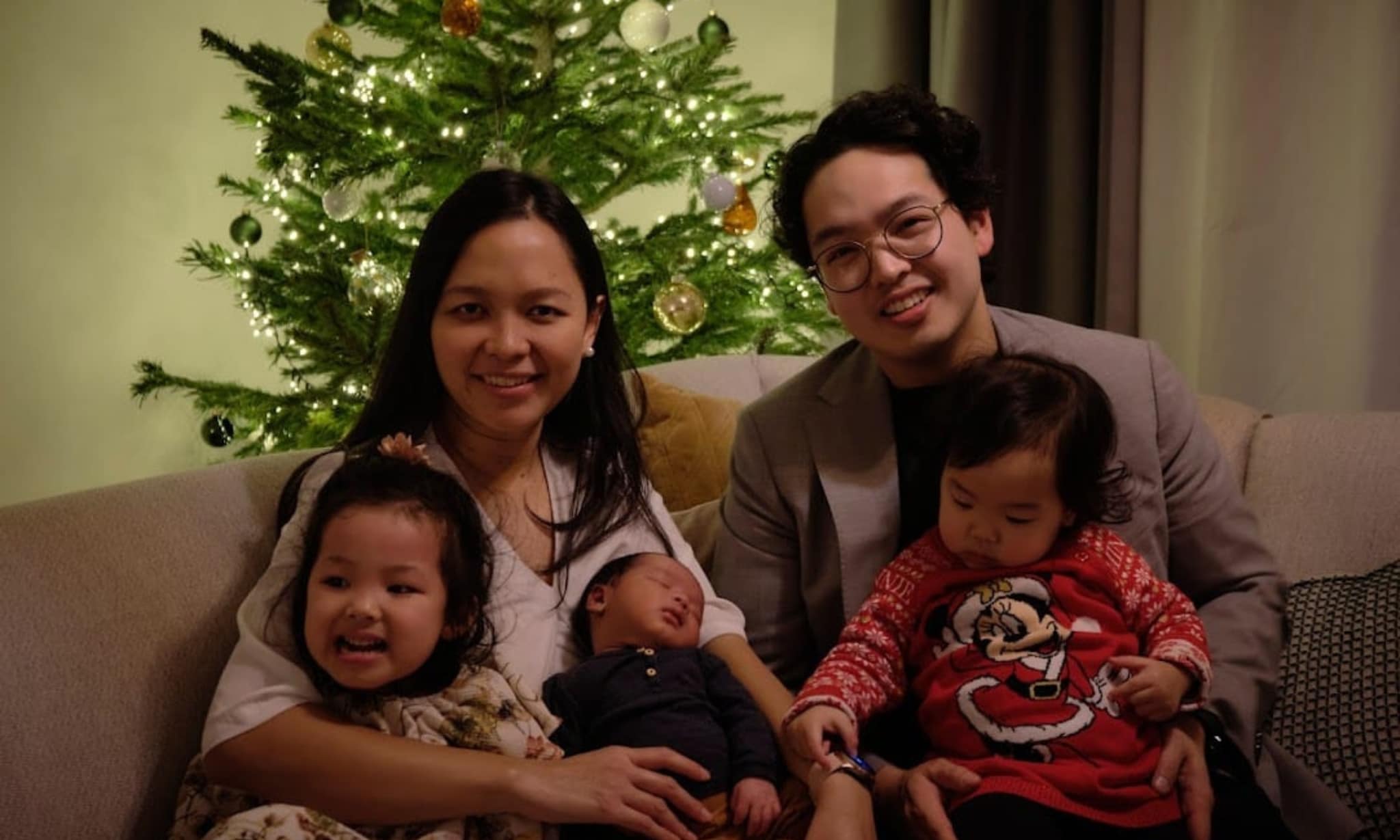 Sarah en haar man en drie kinderen. privé