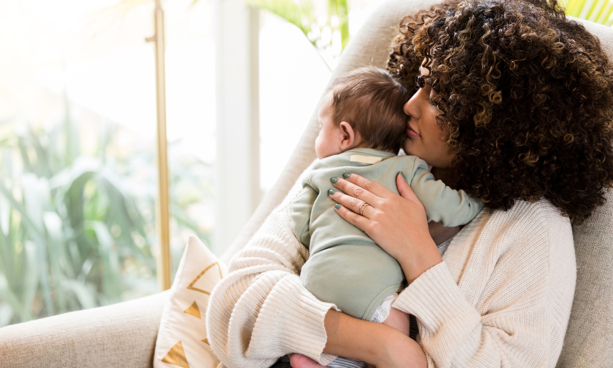 moeder zit in comfortabele schommelstoel voor de babykamer (en waarom die ook heerlijk is voor jou) Getty Images
