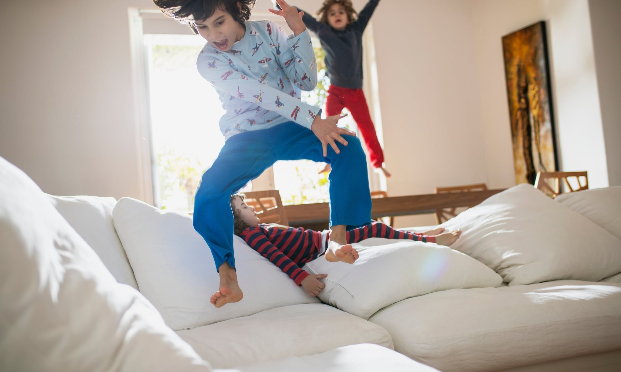 Kinderen springen op de bank. Getty Images