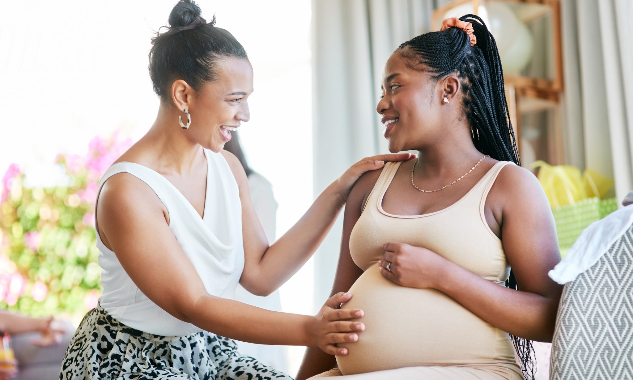 Zwangere vrouw met vriendin Getty Images
