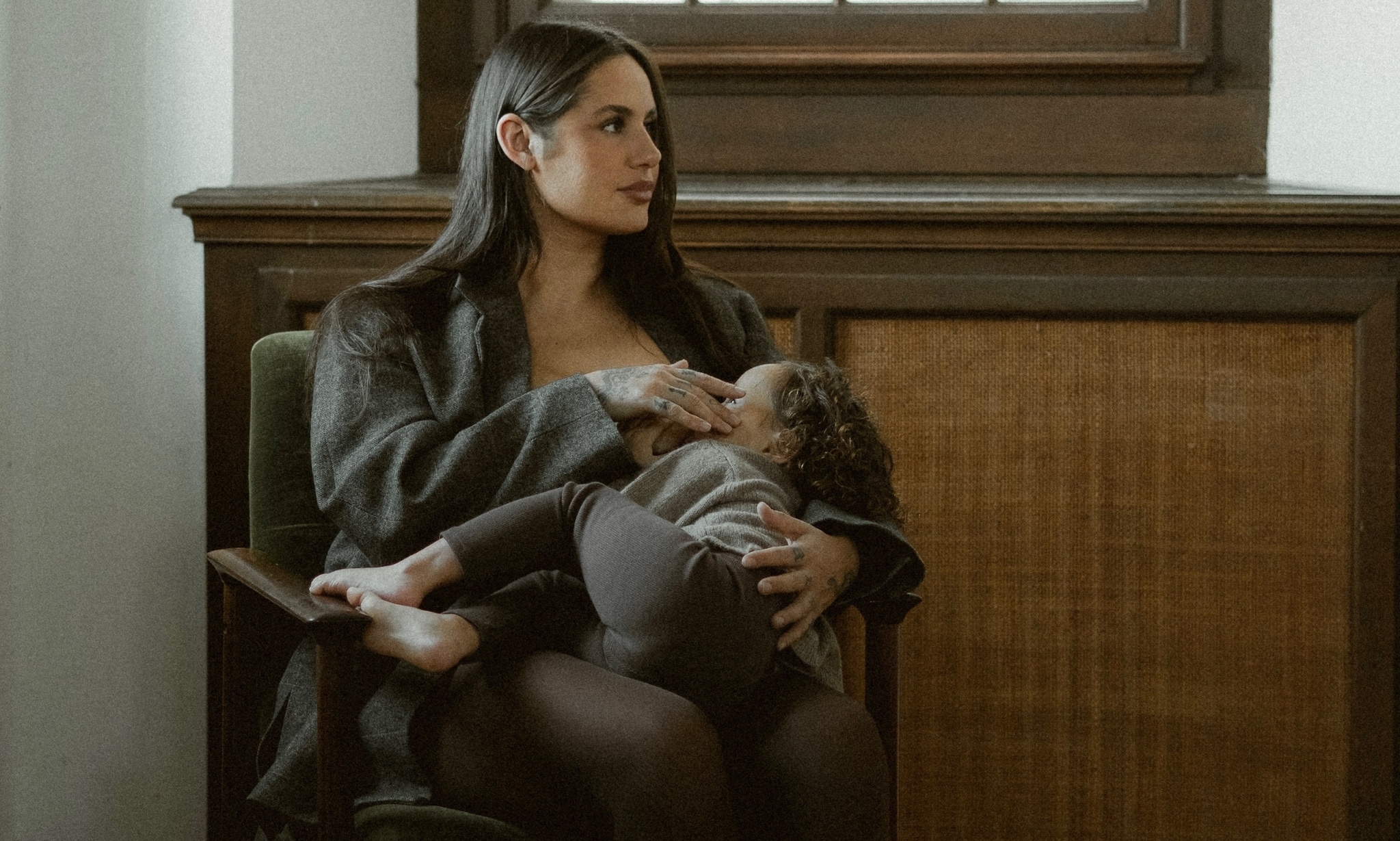 Delicia Celik (33) geeft al 2,5 jaar borstvoeding aan haar jongste dochter Fotograaf: Didi de Hosson fotografie